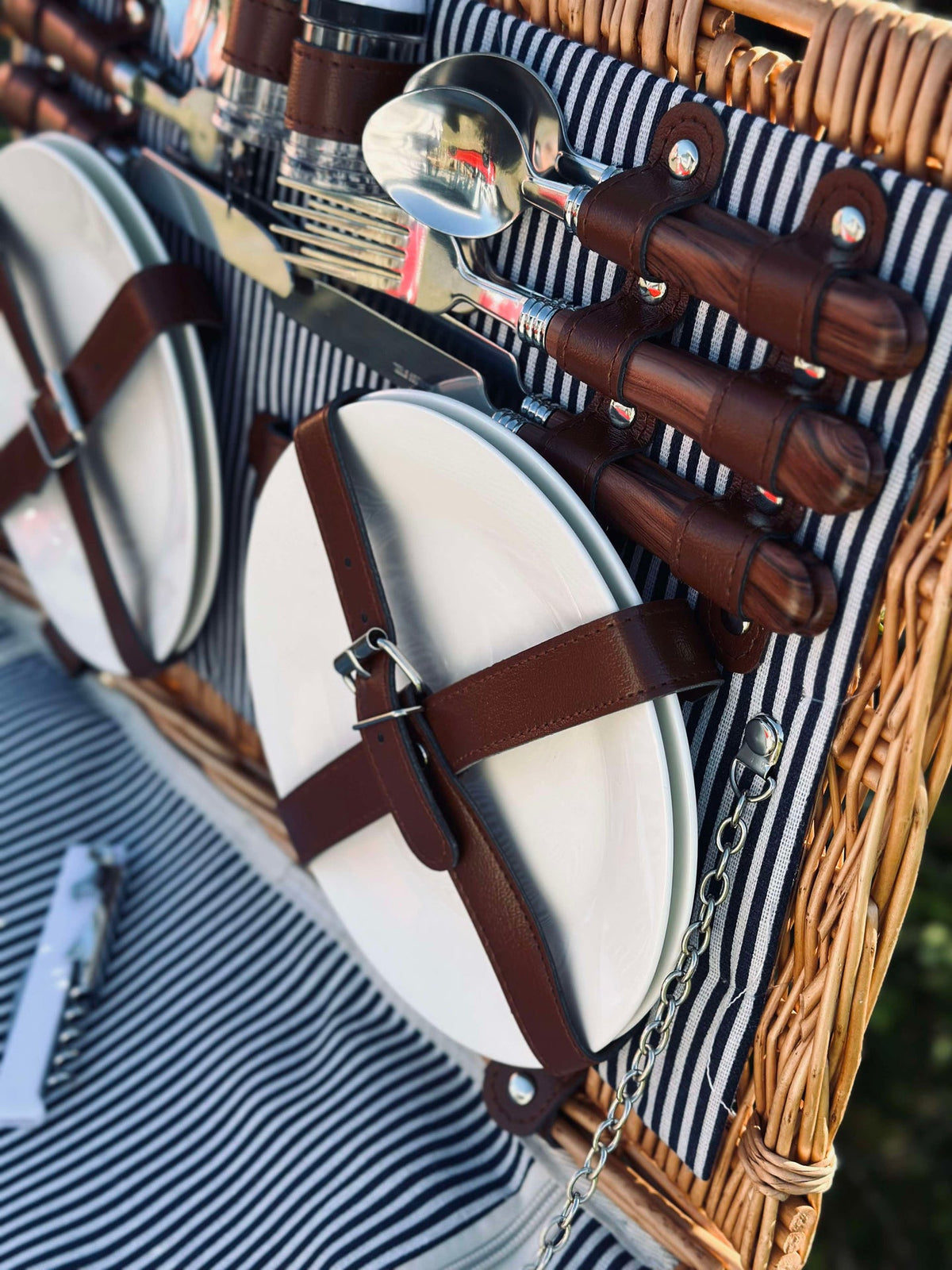 Panier pique-nique avec contenu pour 4 personnes - DELUXE