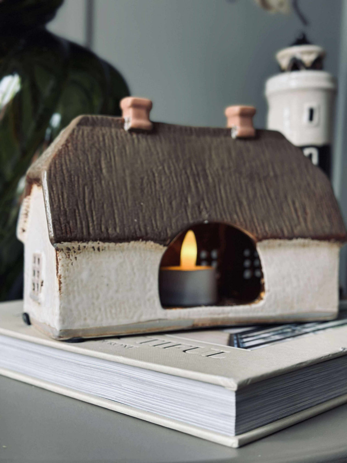Maison lumineuse avec toit de chaume - Céramique