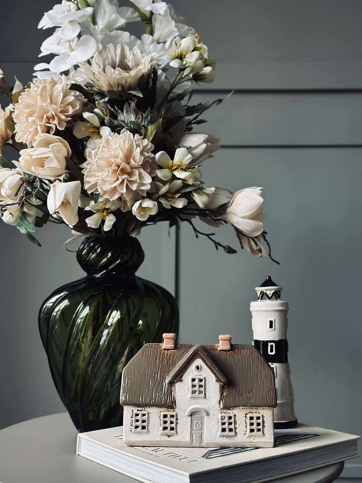 Maison lumineuse avec toit de chaume - Céramique