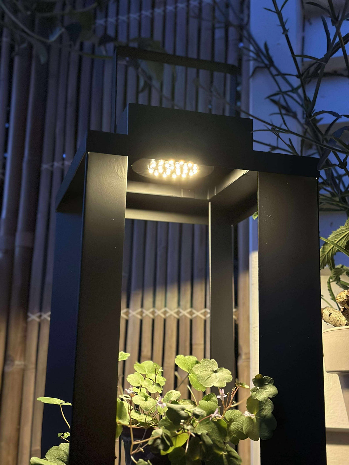 Lanterne LUX avec panneaux solaires