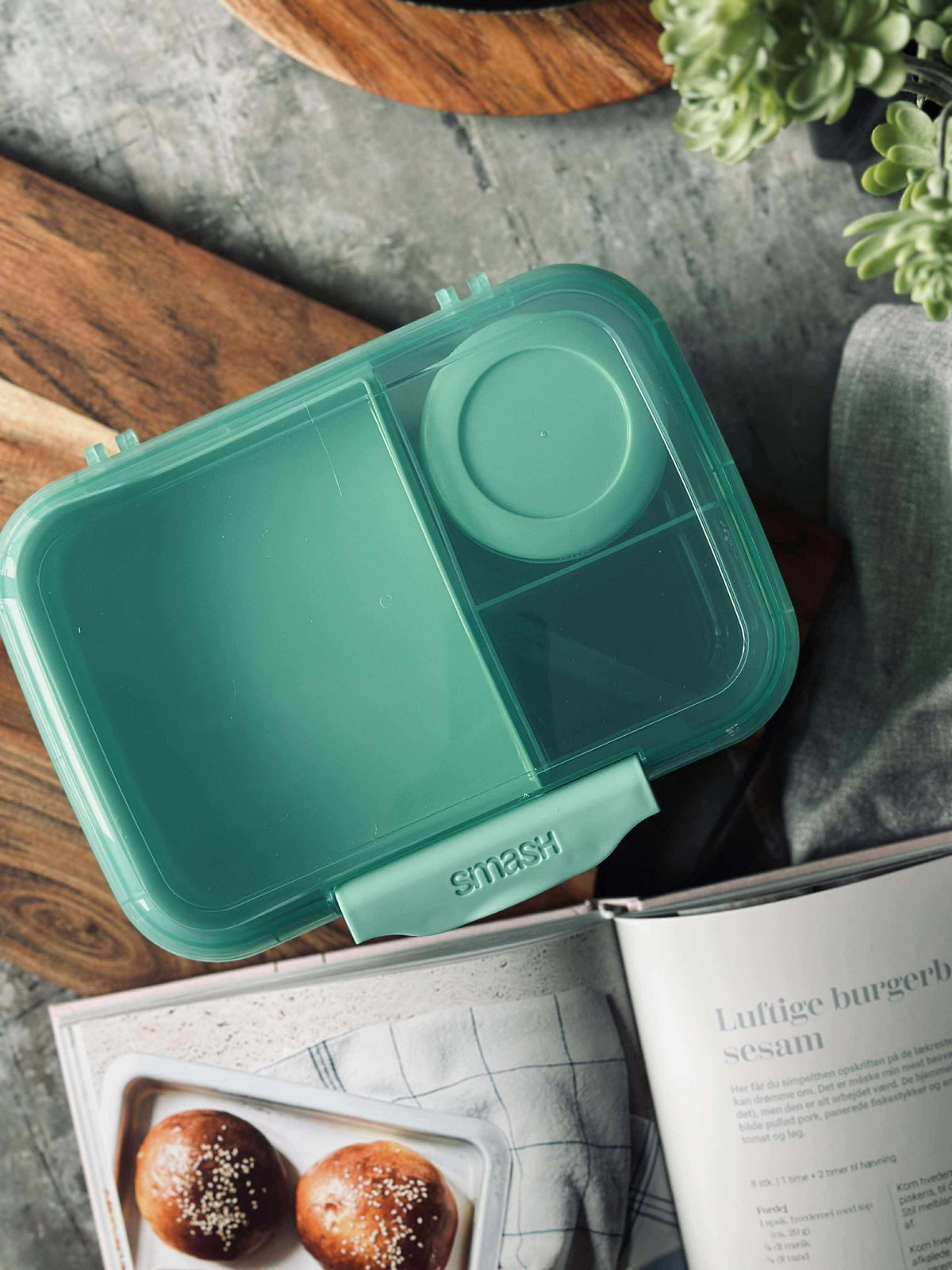 Boîte à lunch avec compartiments séparés et boîte pour snack