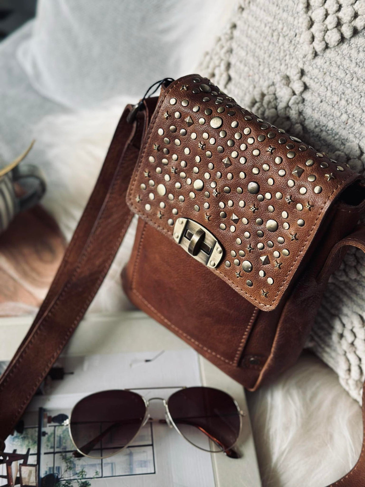 Sac pour téléphone à clous - Cognac