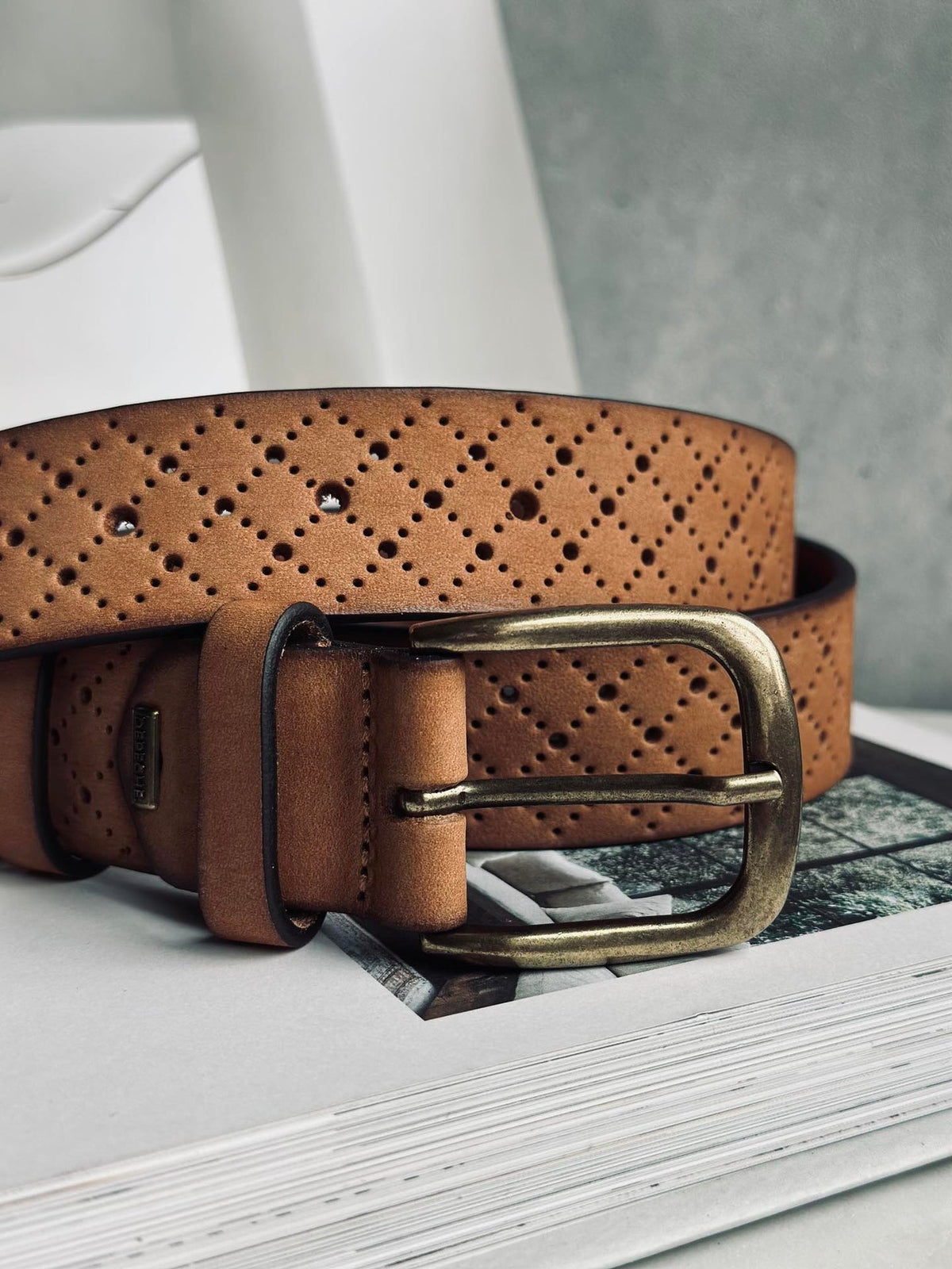 Ceinture en jean ornée de motifs ajourés