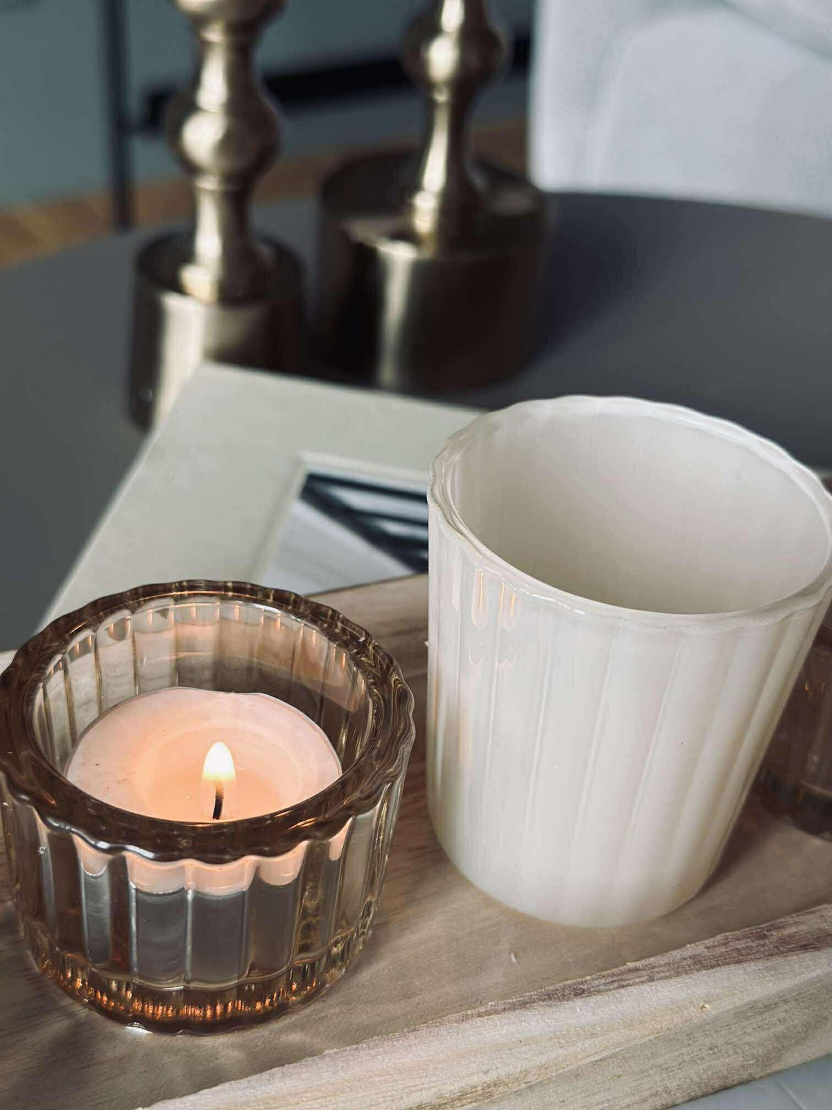 Plateau avec bougeoirs et vase