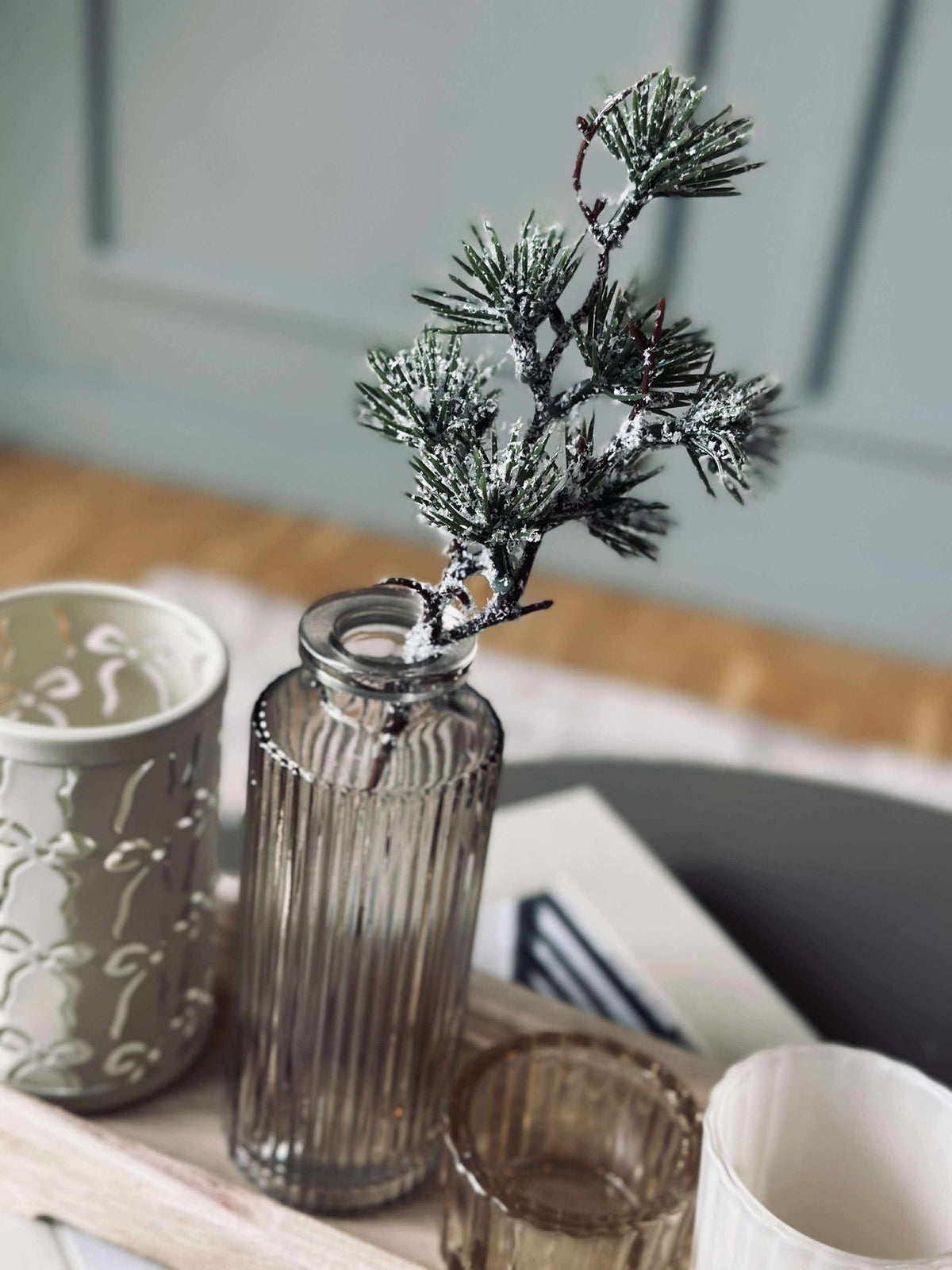 Plateau avec bougeoirs et vase