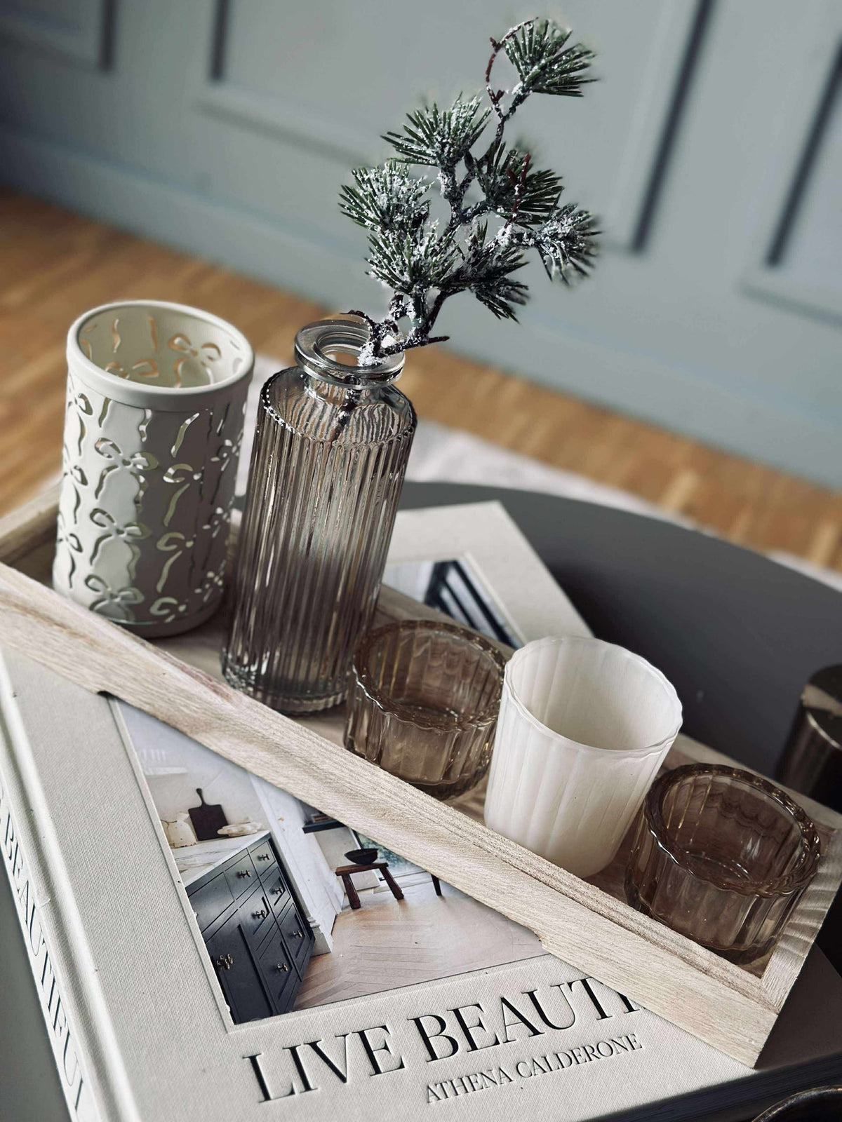 Plateau avec bougeoirs et vase
