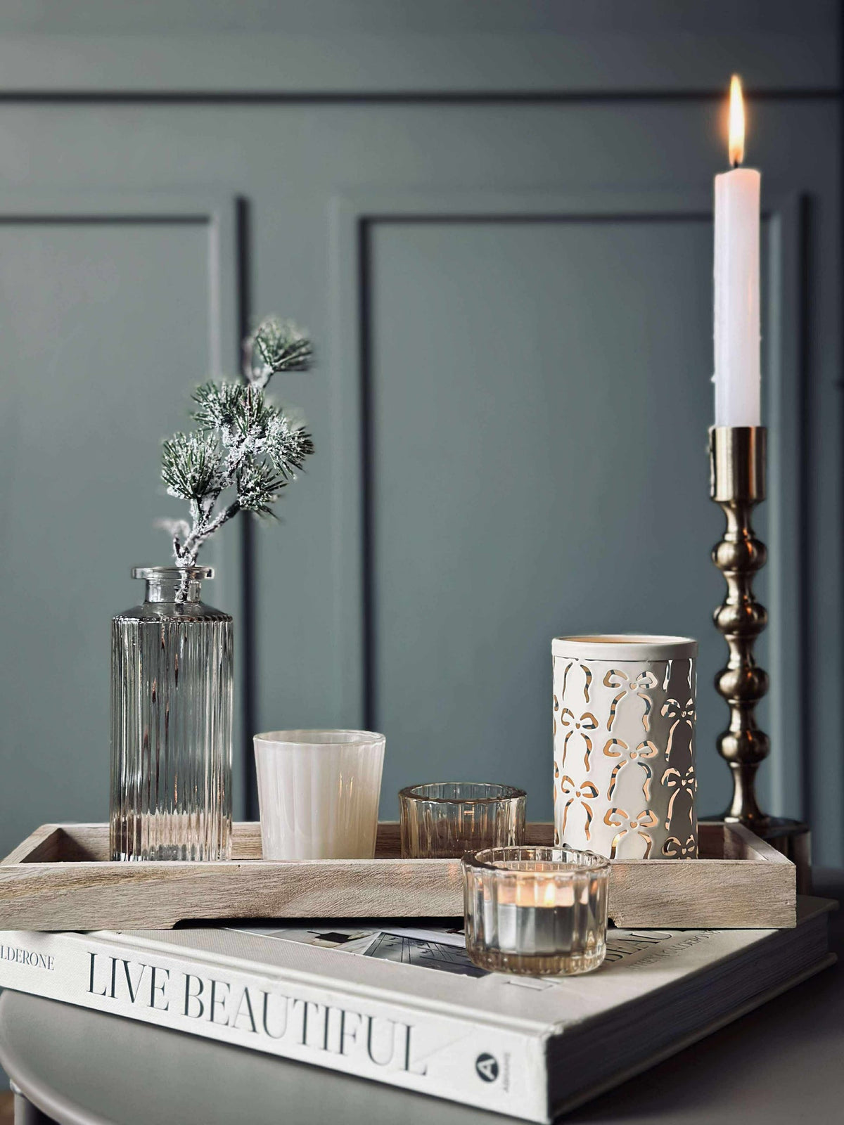 Plateau avec bougeoirs et vase