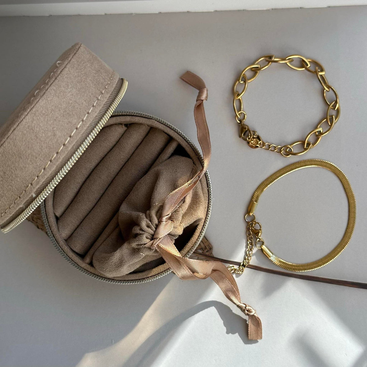 Coffret cadeau Mascha - Ensemble de 2 bracelets plaqués or - Avec écrin à bijoux