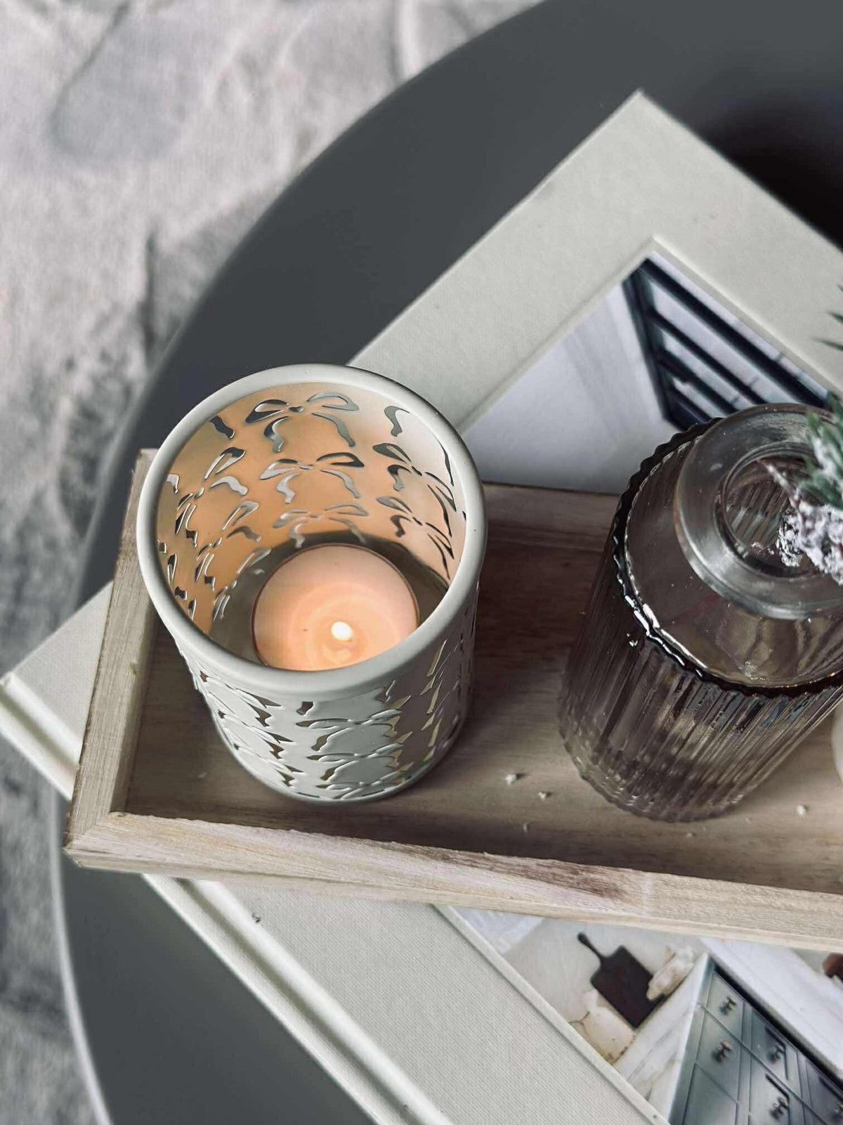 Plateau avec bougeoirs et vase