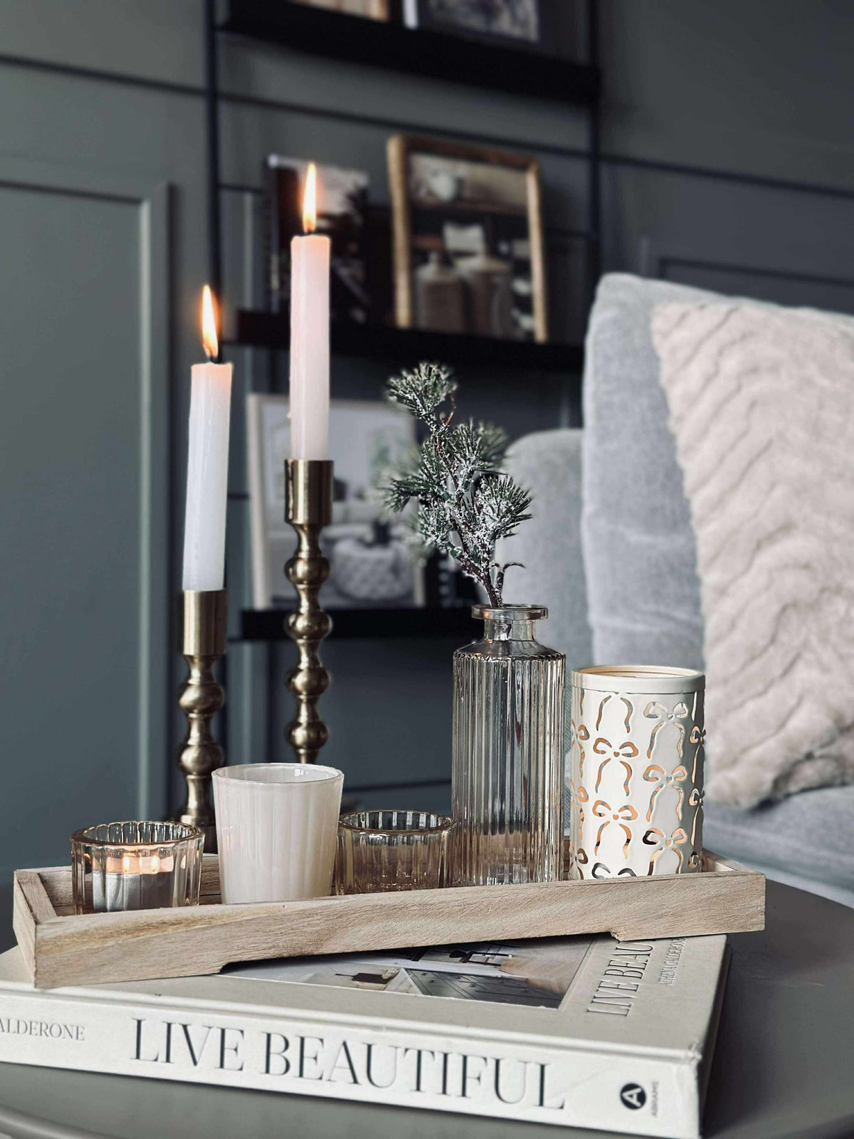 Plateau avec bougeoirs et vase