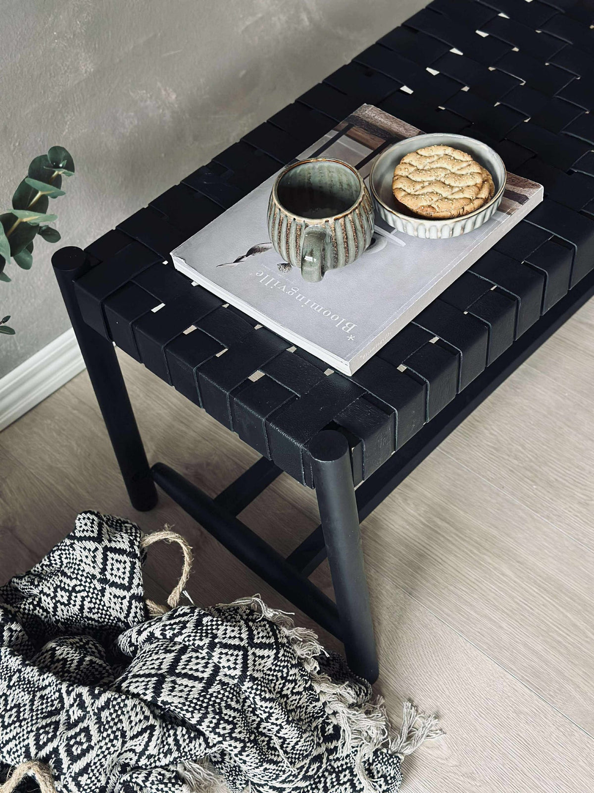 Banc avec assise tressée - Cuir noir