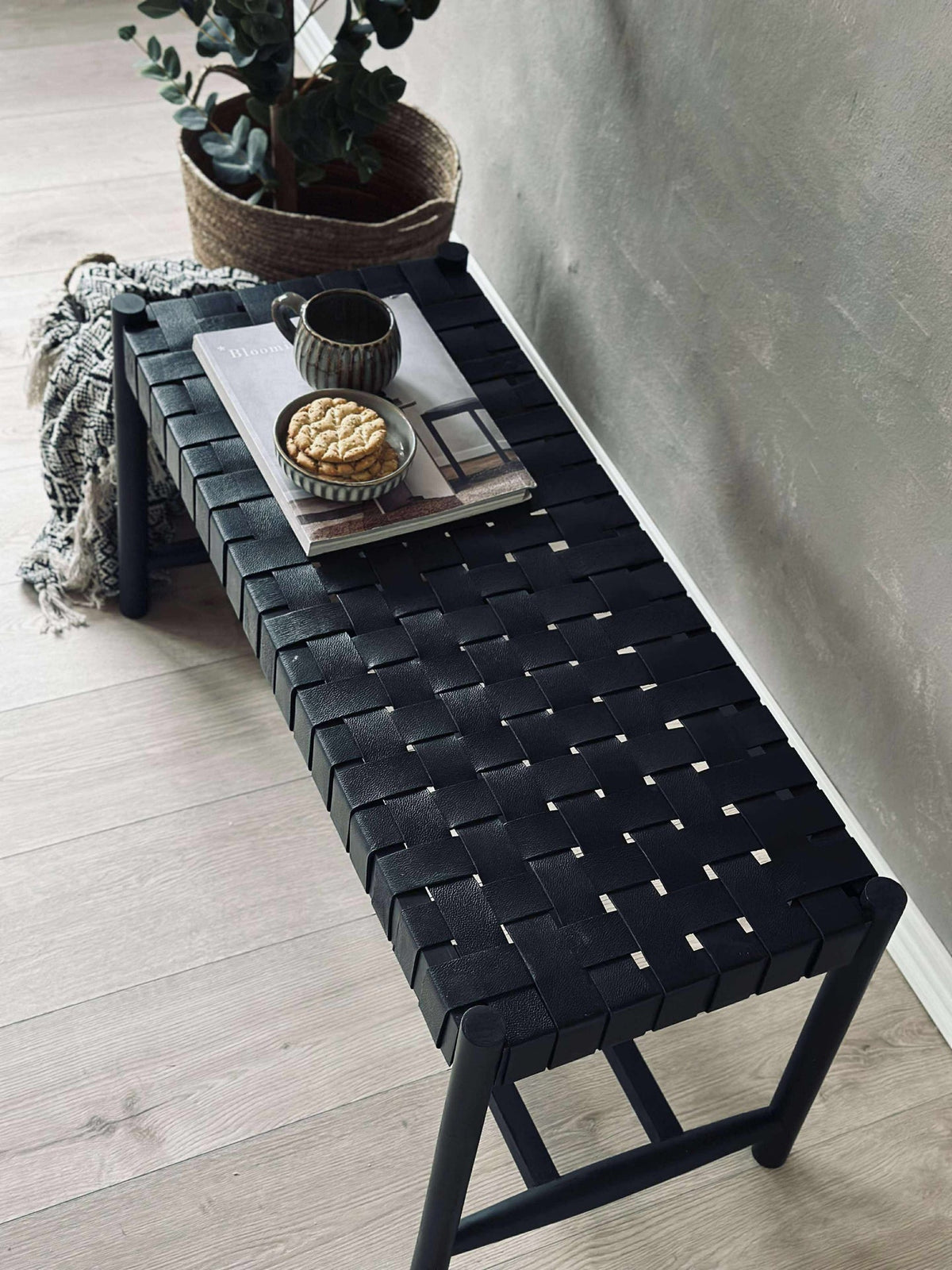 Banc avec assise tressée - Cuir noir