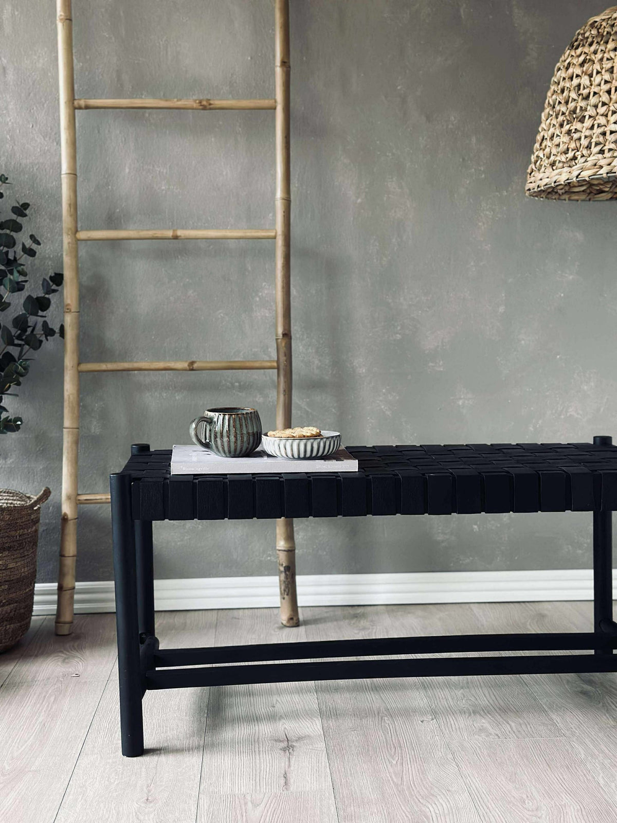 Banc avec assise tressée - Cuir noir