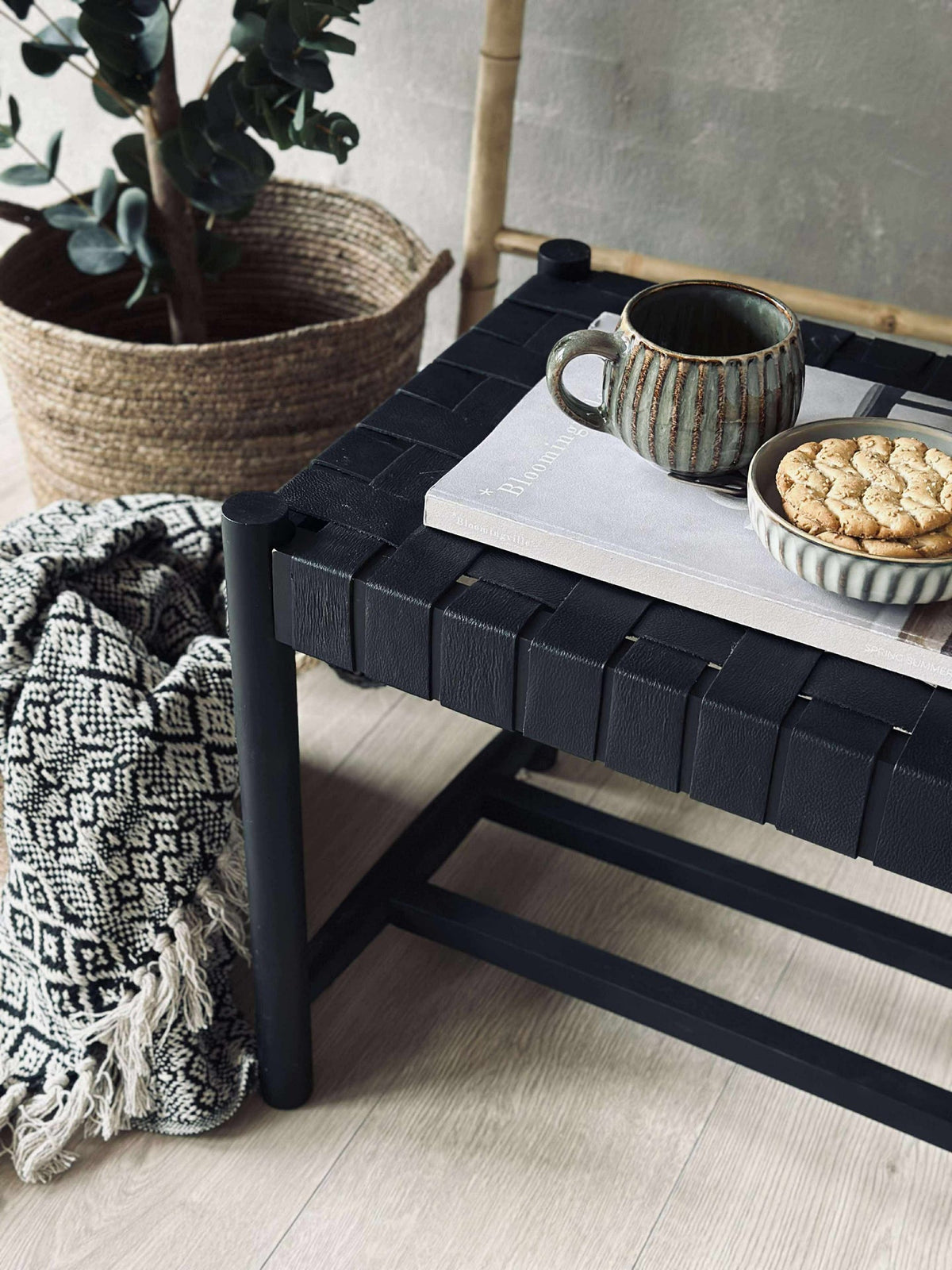 Banc avec assise tressée - Cuir noir