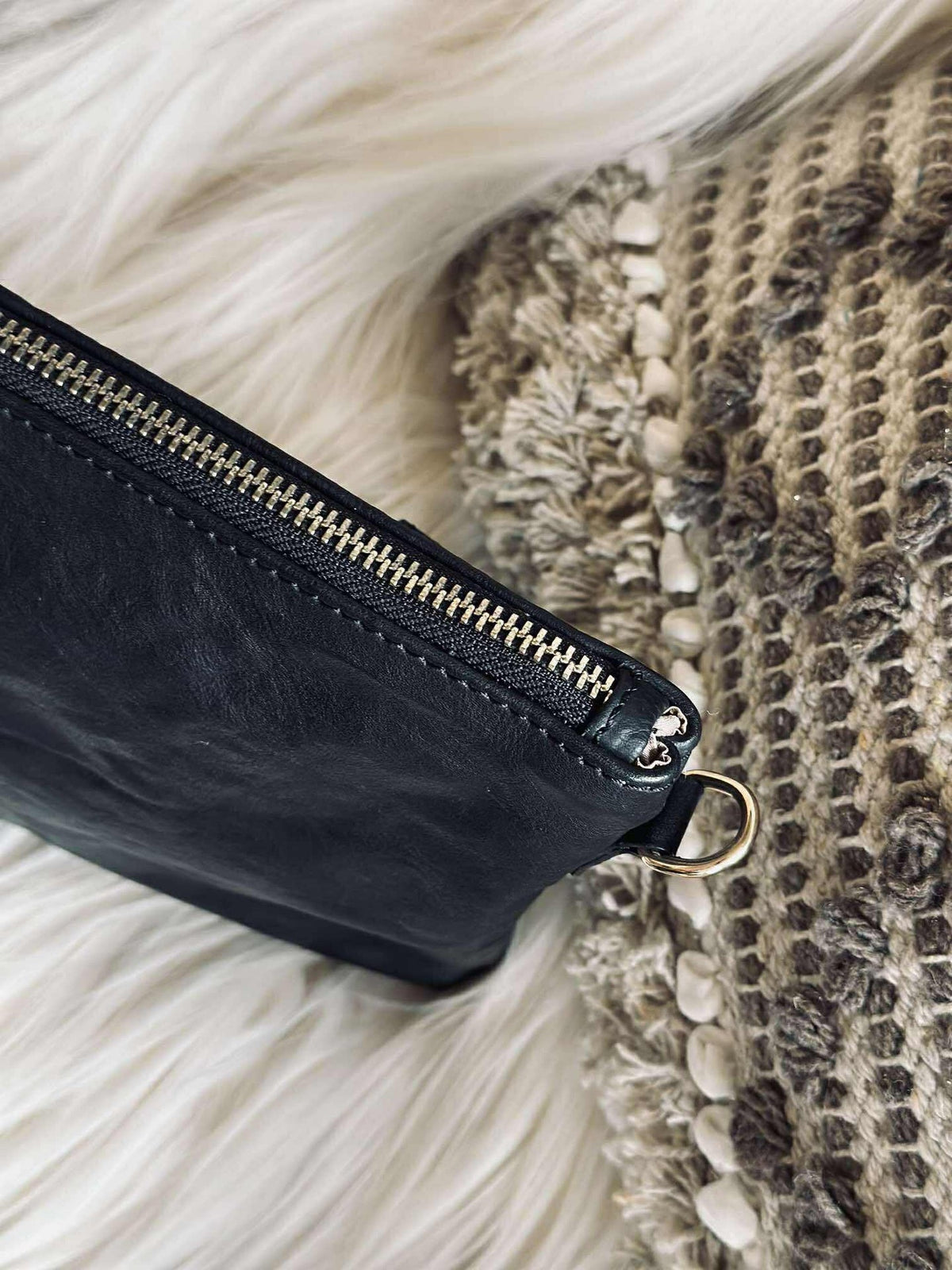 Pochette en cuir noir