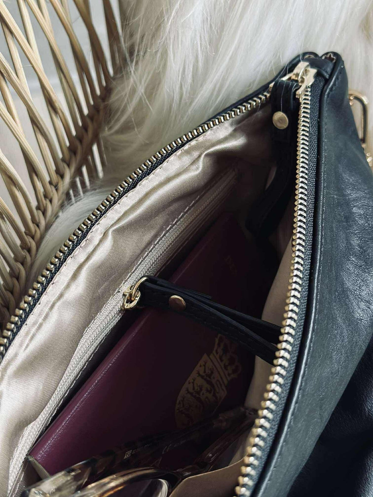 Pochette en cuir noir