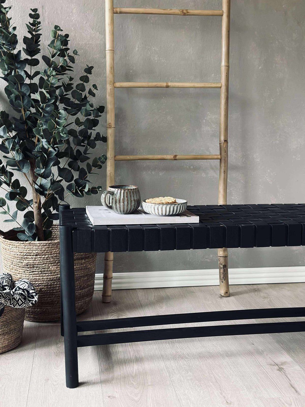 Banc avec assise tressée - Cuir noir