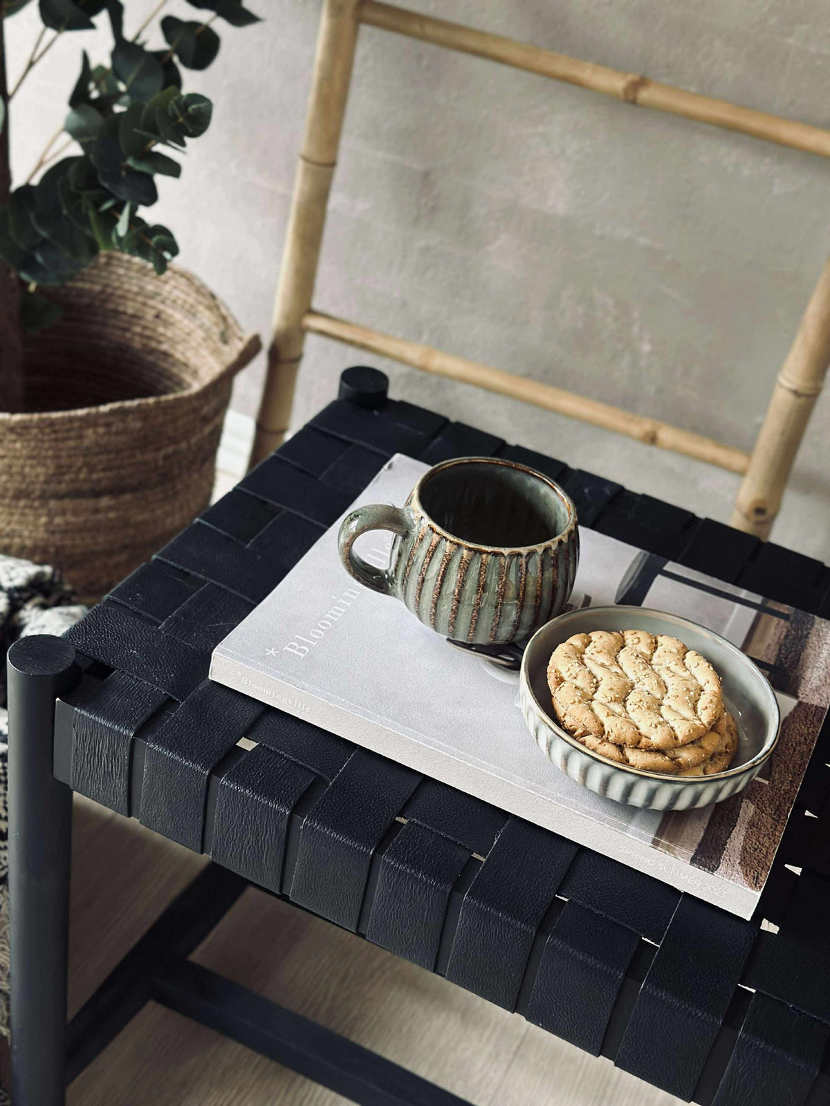 Banc avec assise tressée - Cuir noir