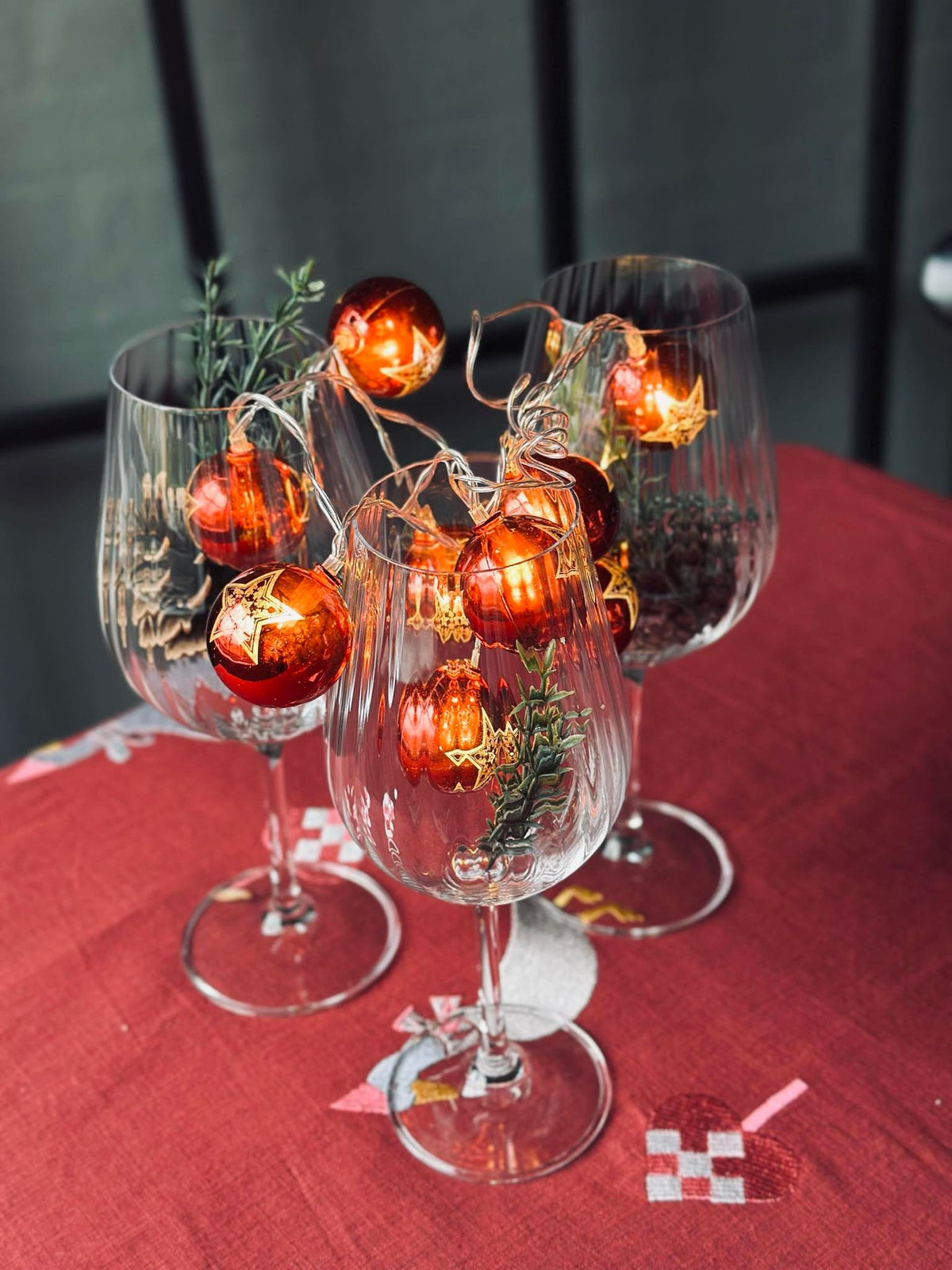 Guirlande lumineuse avec petites boules de Noël