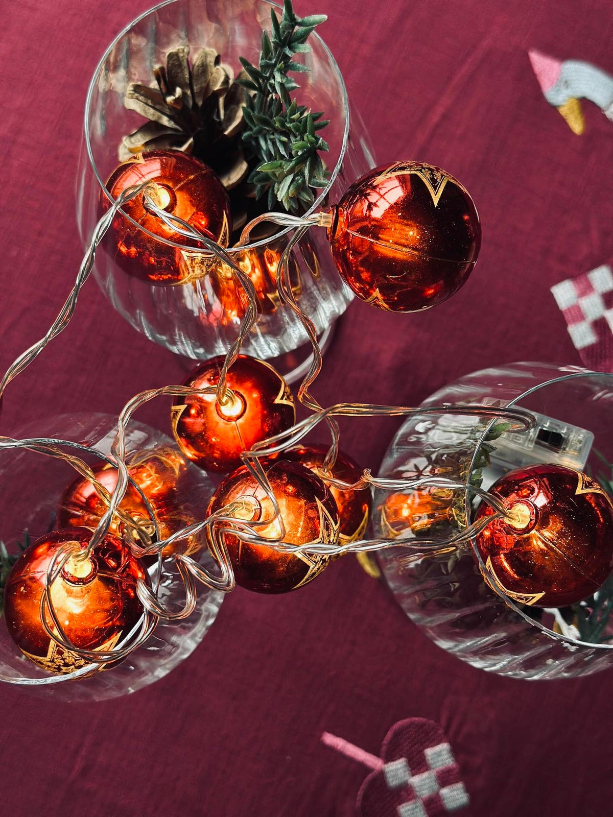 Guirlande lumineuse avec petites boules de Noël