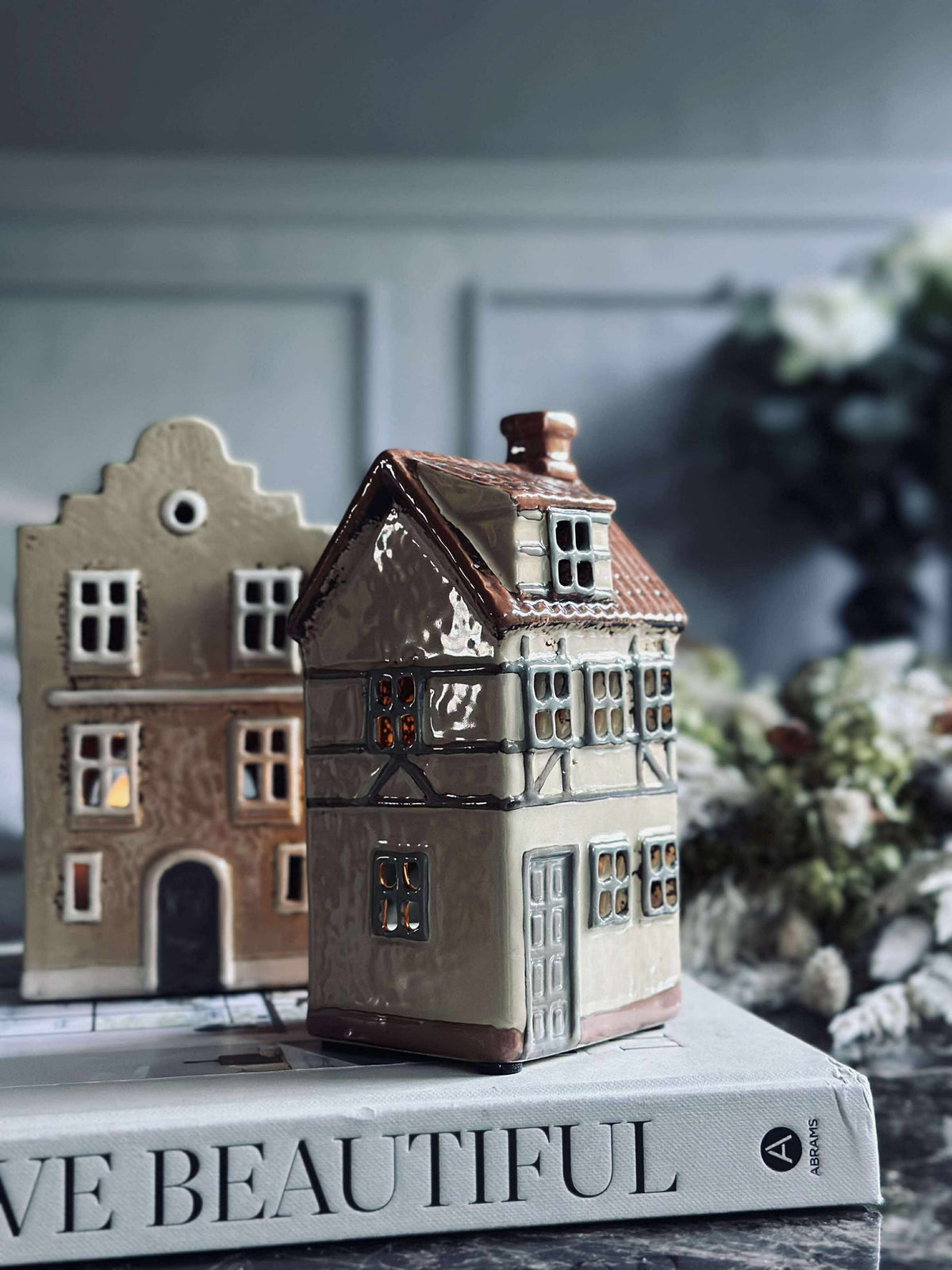 Maison lumineuse en céramique à colombages