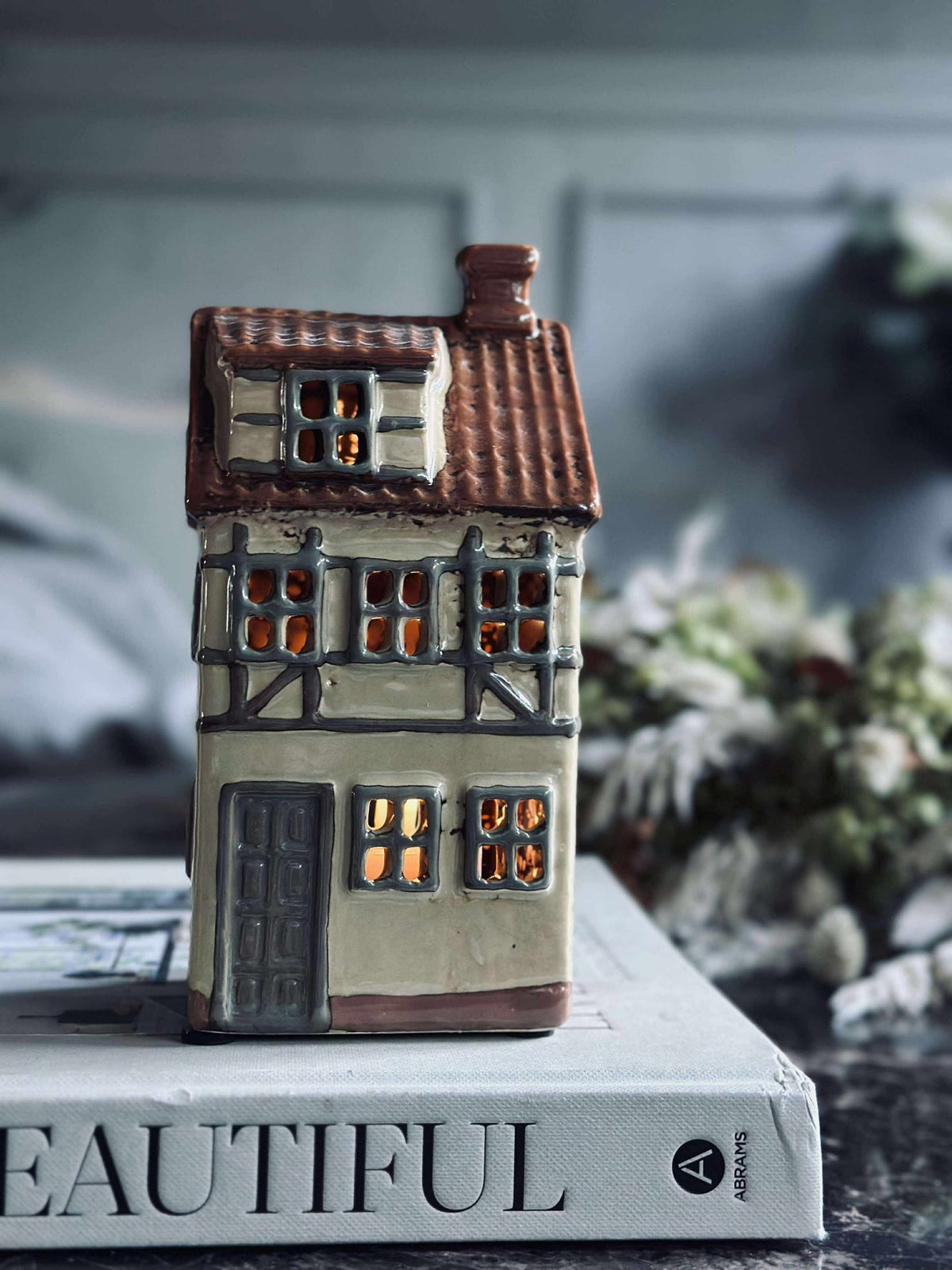 Maison lumineuse en céramique à colombages