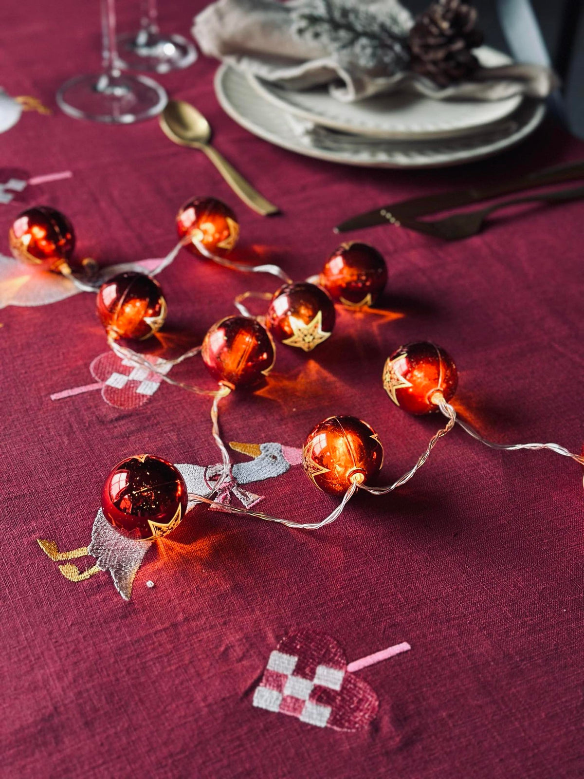 Guirlande lumineuse avec petites boules de Noël