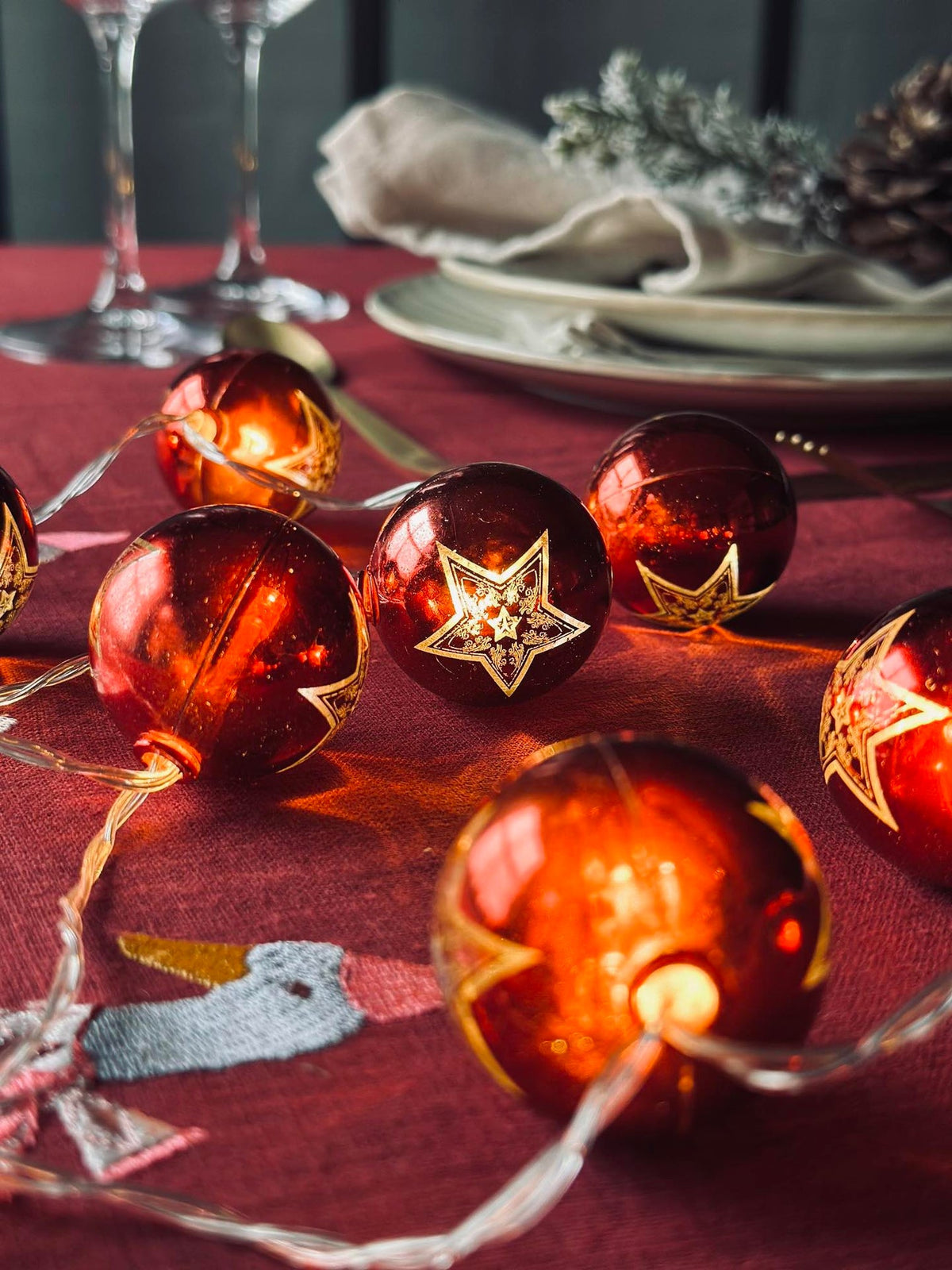 Guirlande lumineuse avec petites boules de Noël