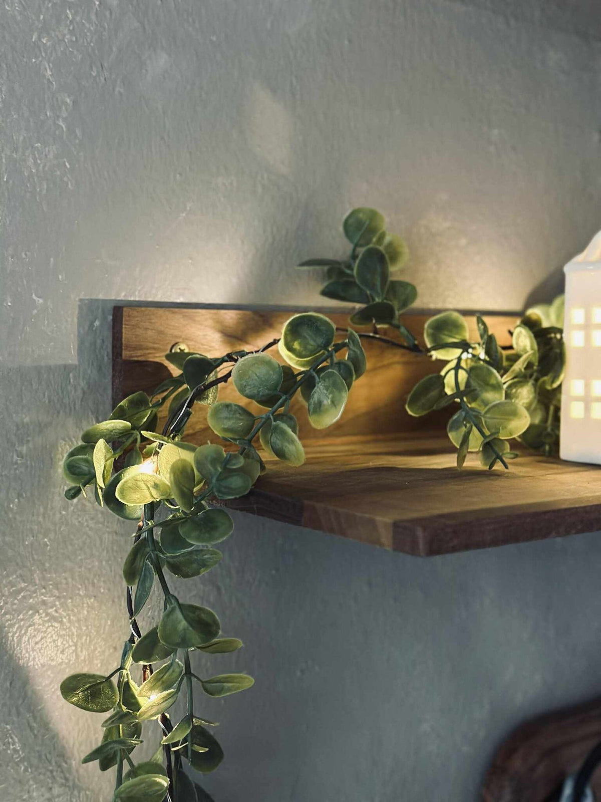 Guirlande lumineuse avec feuilles d’eucalyptus vertes