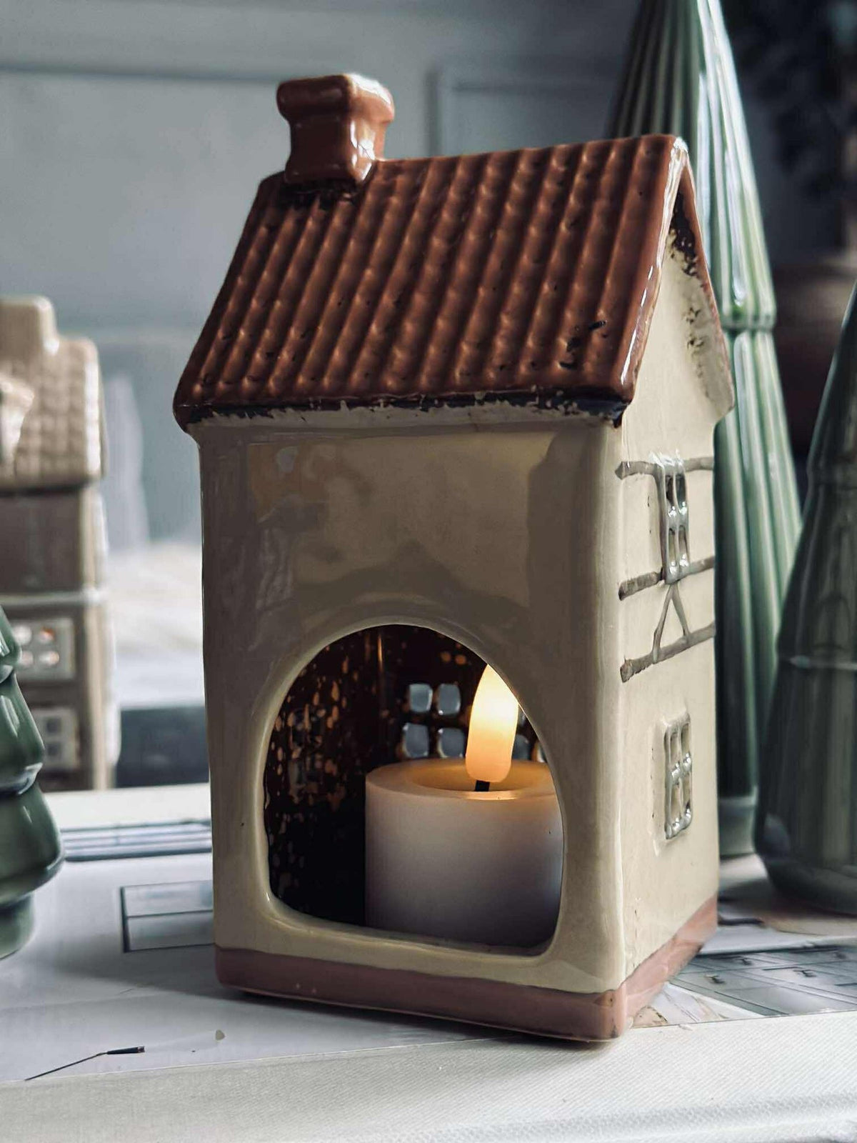 Maison lumineuse en céramique à colombages