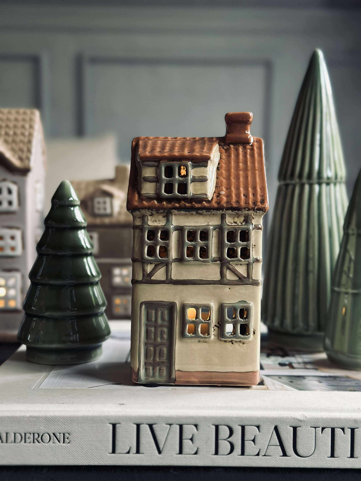 Maison lumineuse en céramique à colombages