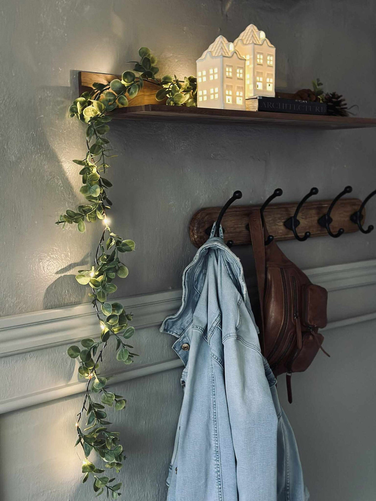 Guirlande lumineuse avec feuilles d’eucalyptus vertes