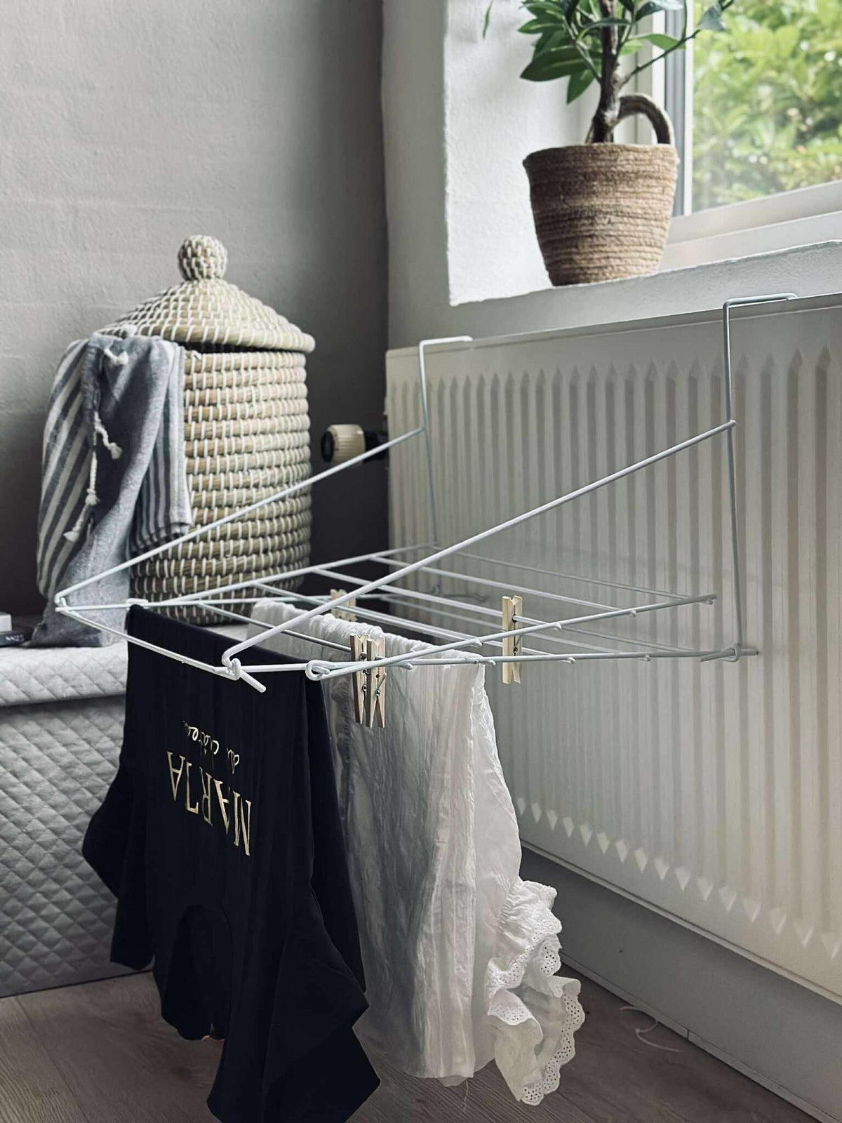 Étendoir à linge avec crochets