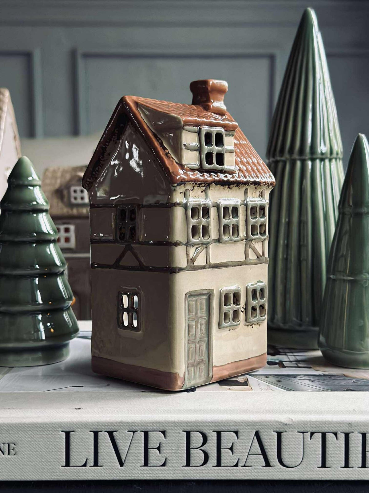 Maison lumineuse en céramique à colombages