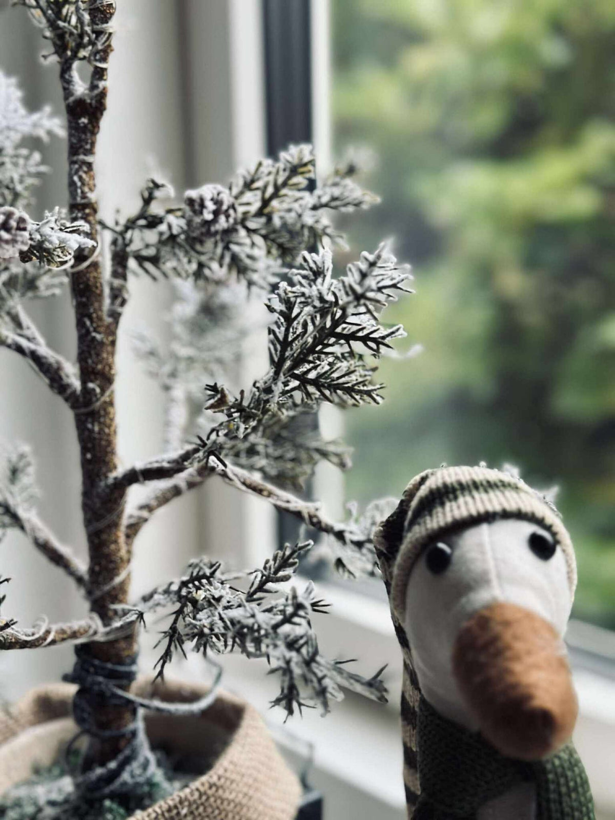 Arbre avec pommes de pin et guirlande lumineuse