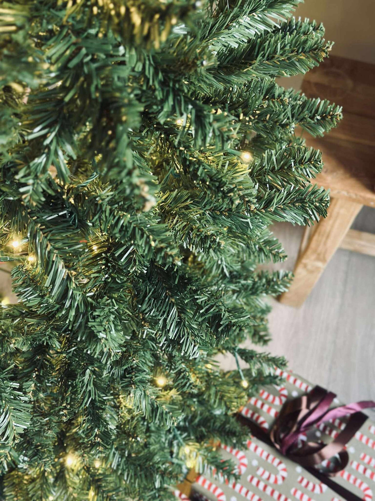 Sapin de Noël avec guirlande lumineuse