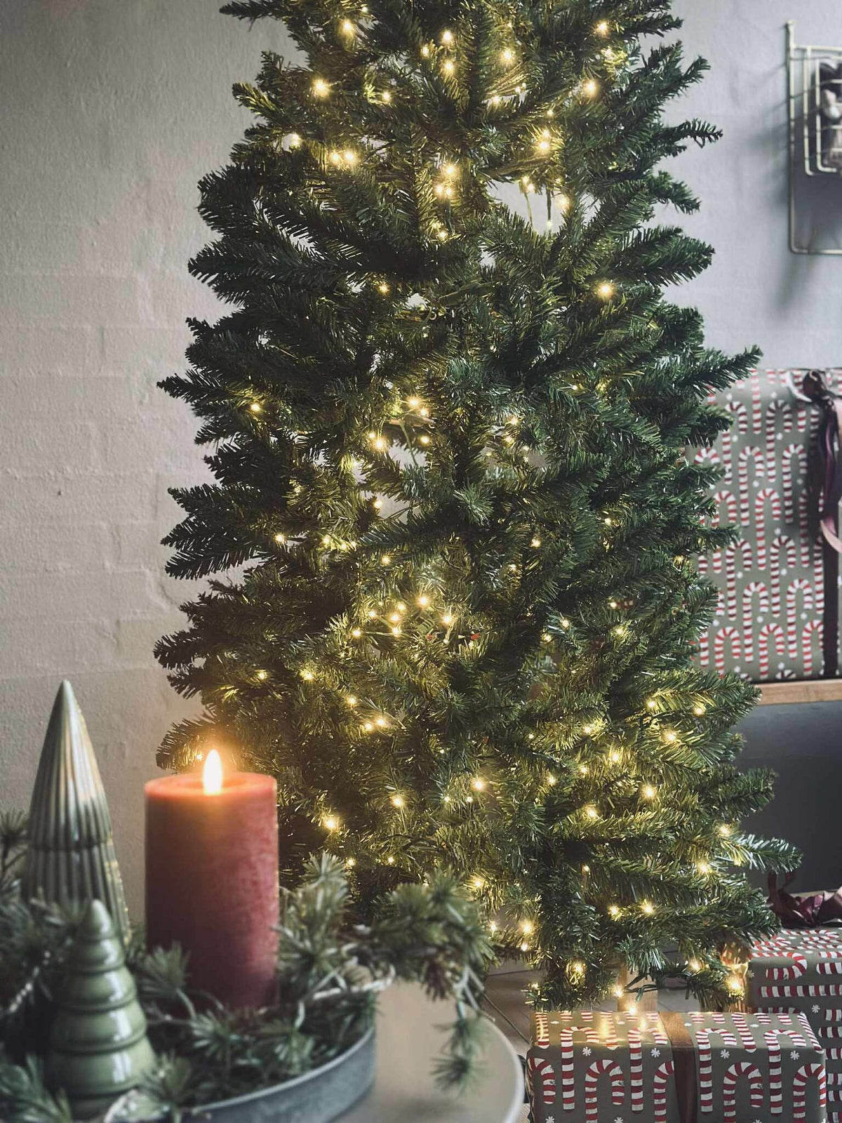 Sapin de Noël avec guirlande lumineuse