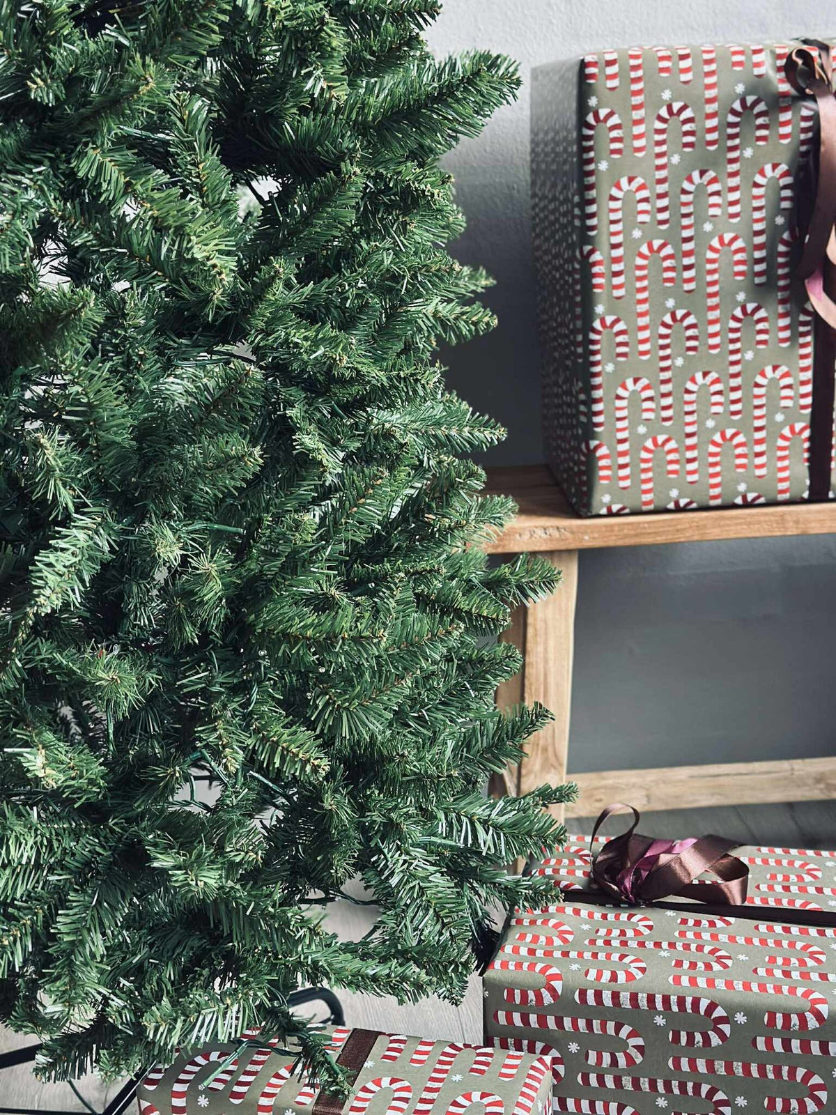 Sapin de Noël avec guirlande lumineuse