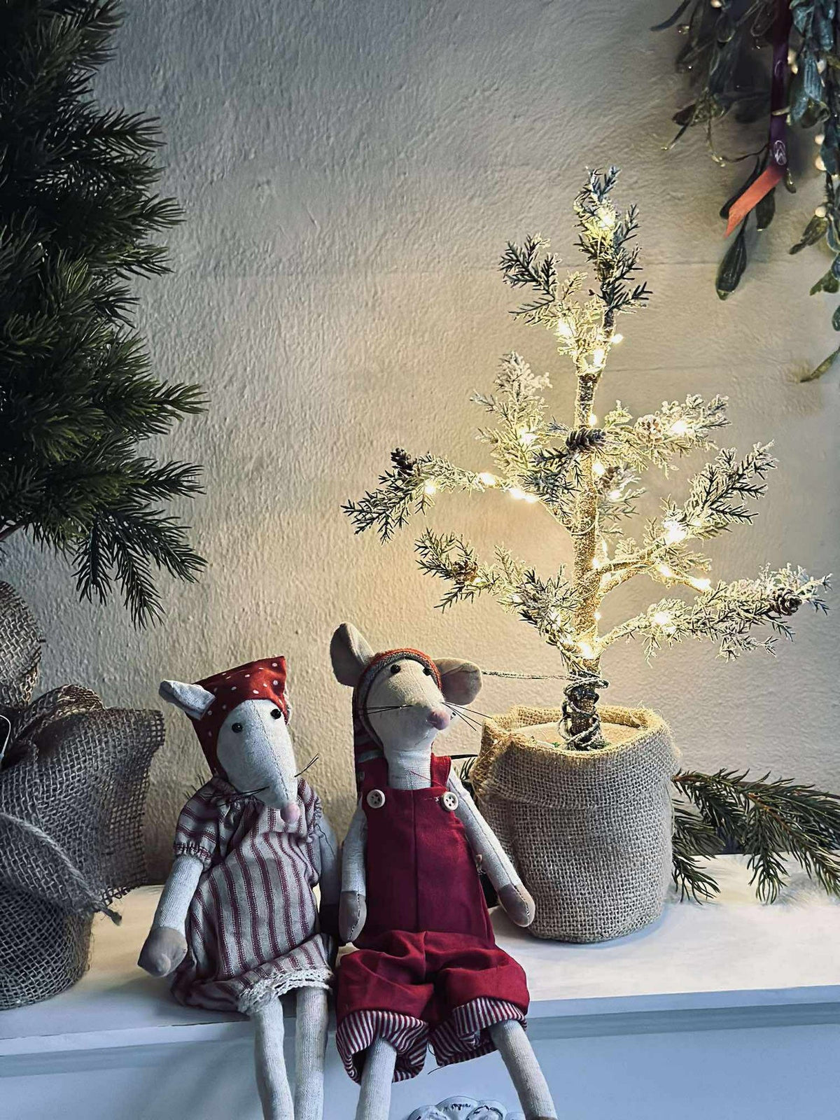 Arbre avec pommes de pin et guirlande lumineuse