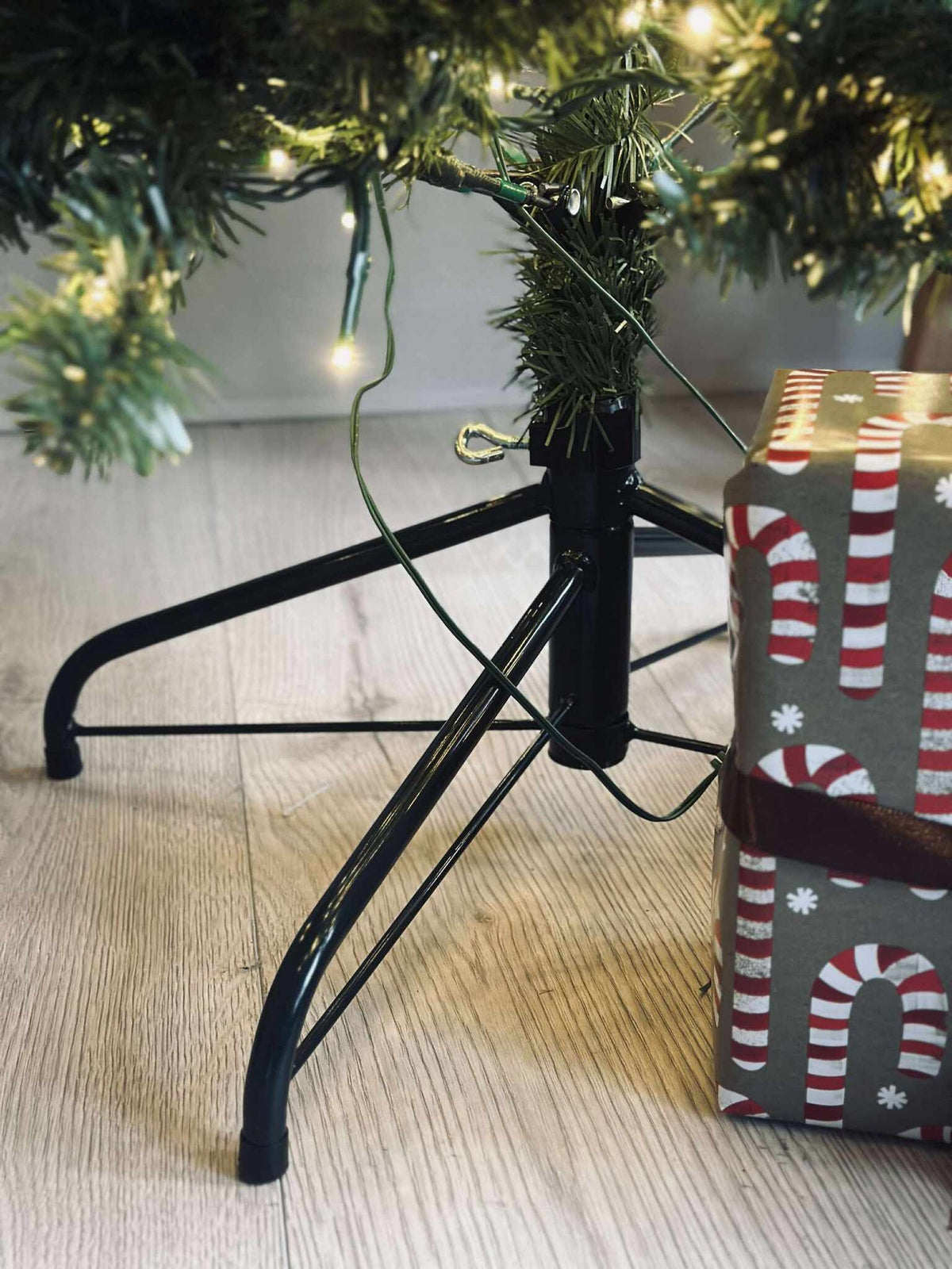 Sapin de Noël avec guirlande lumineuse