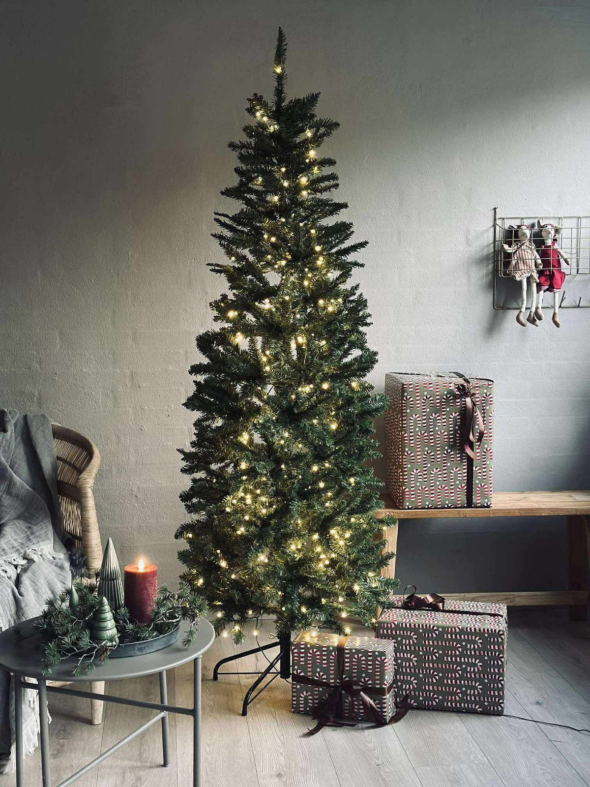 Sapin de Noël avec guirlande lumineuse