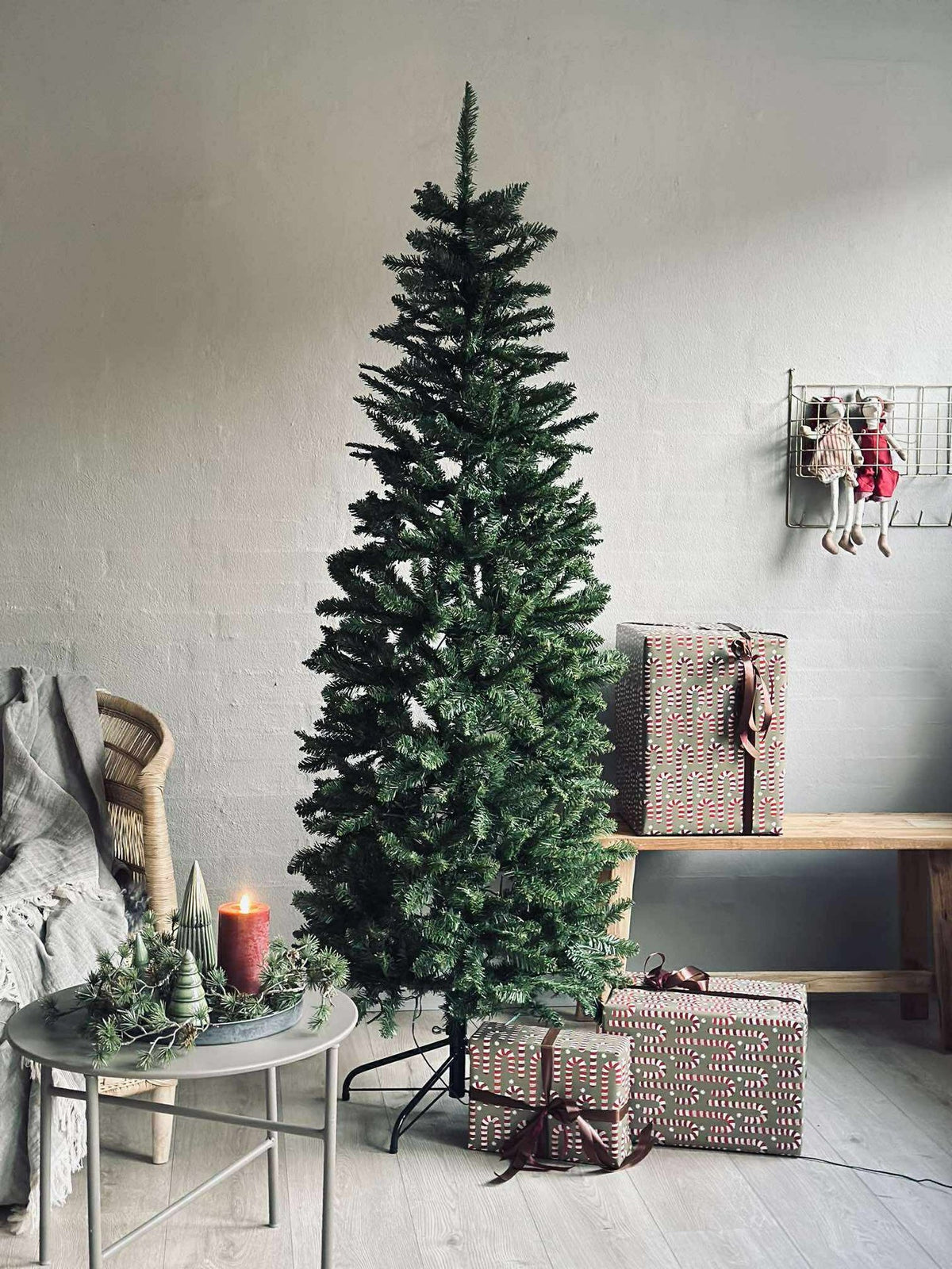 Sapin de Noël avec guirlande lumineuse