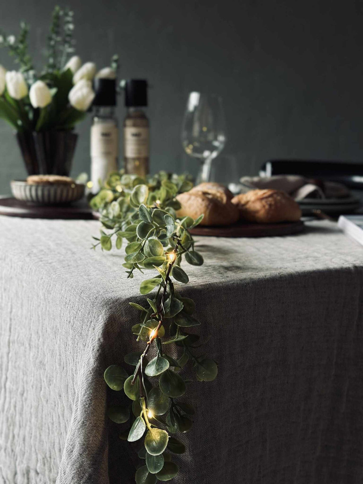 Guirlande lumineuse avec feuilles d’eucalyptus vertes