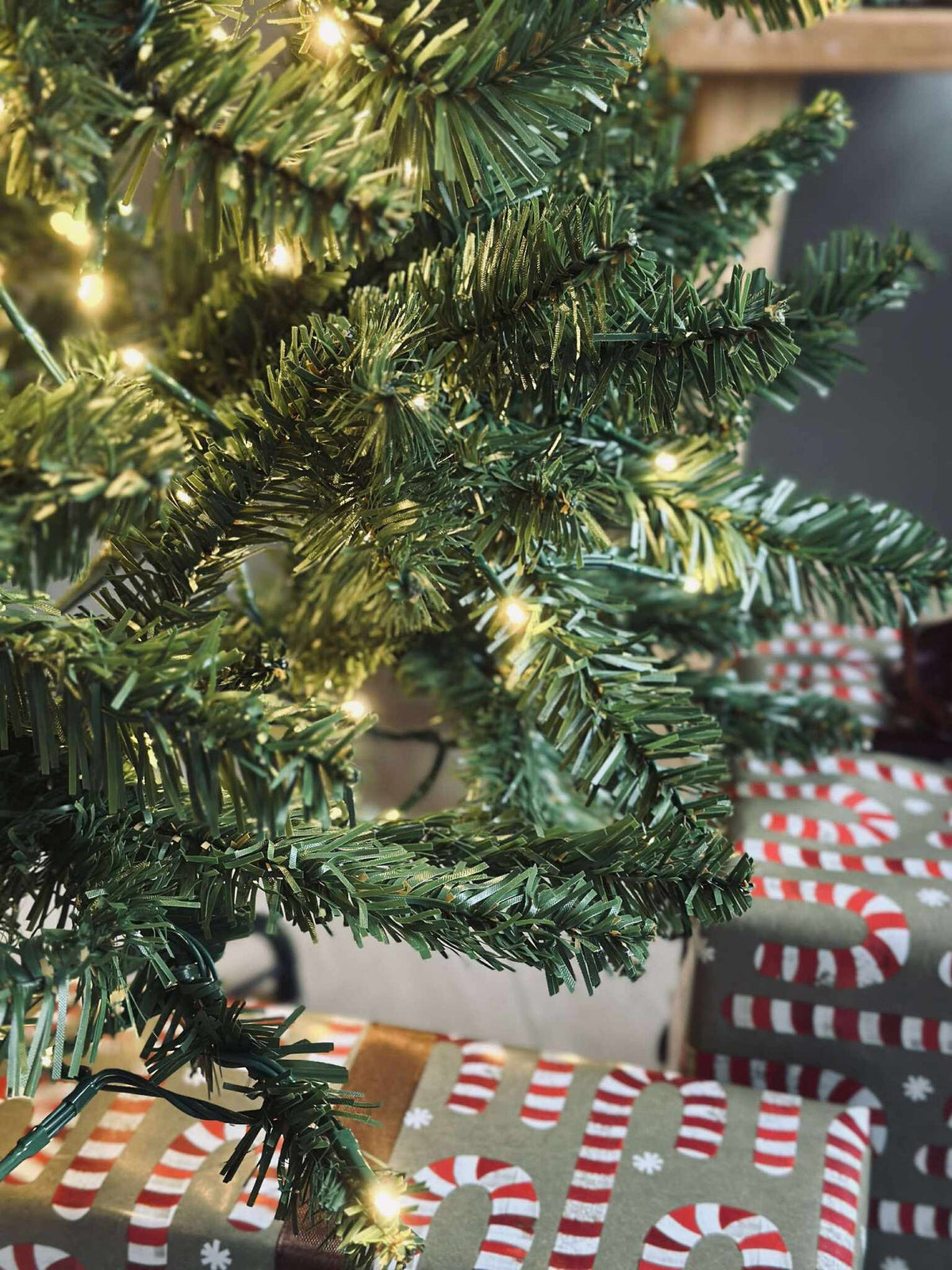 Sapin de Noël avec guirlande lumineuse