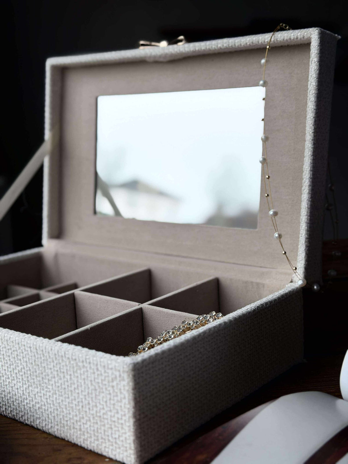 Boîte à bijoux avec nœud