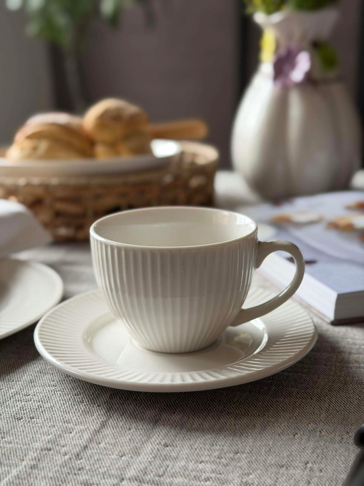 Tasse et soucoupe - Porcelaine côtelée