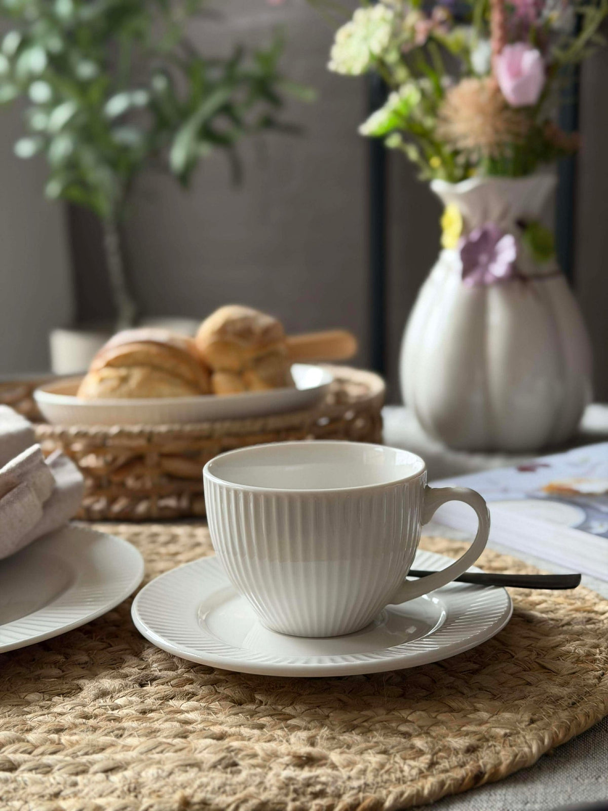 Tasse et soucoupe - Porcelaine côtelée