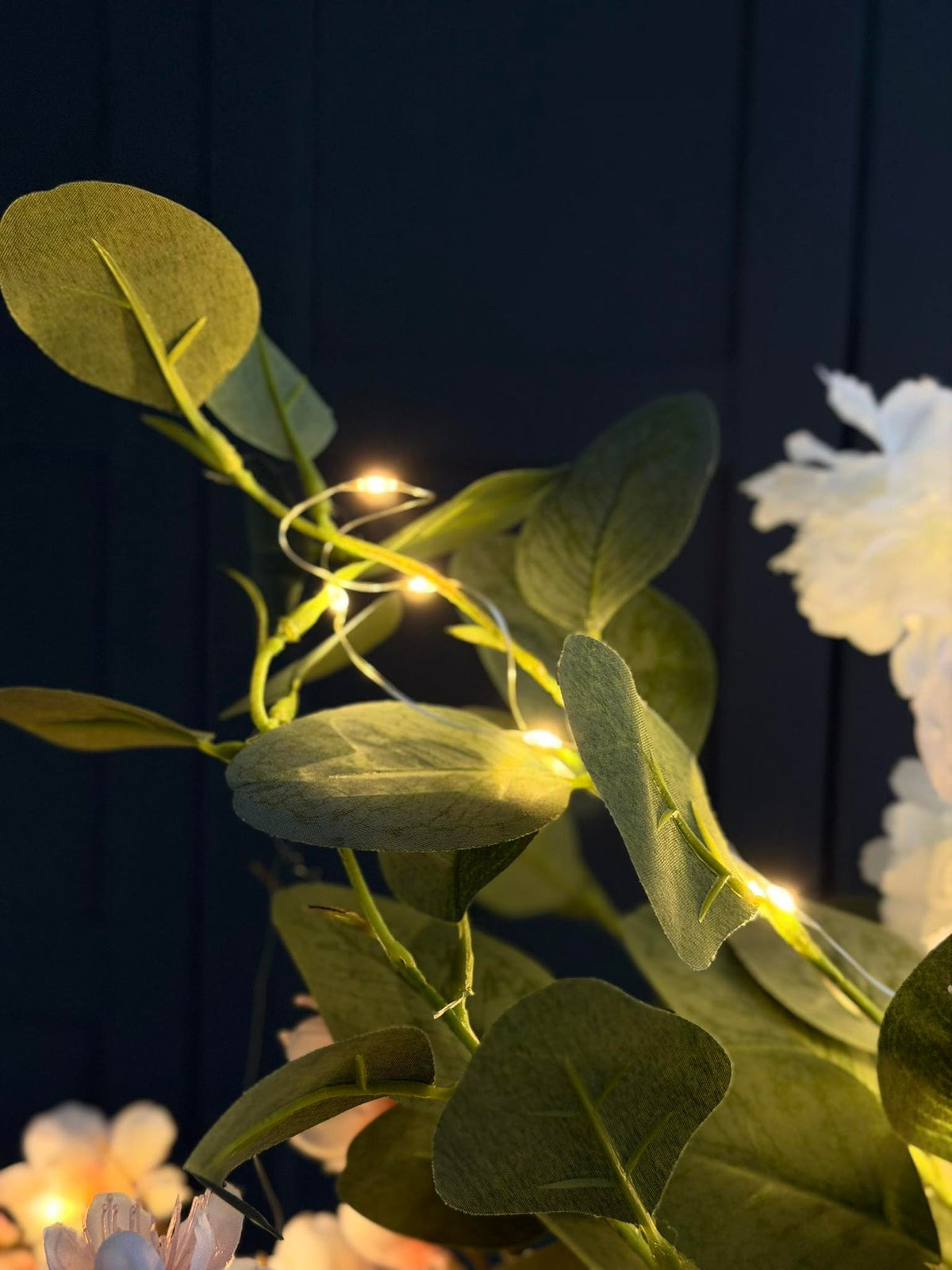 Branche d’eucalyptus avec lumière - 100 cm