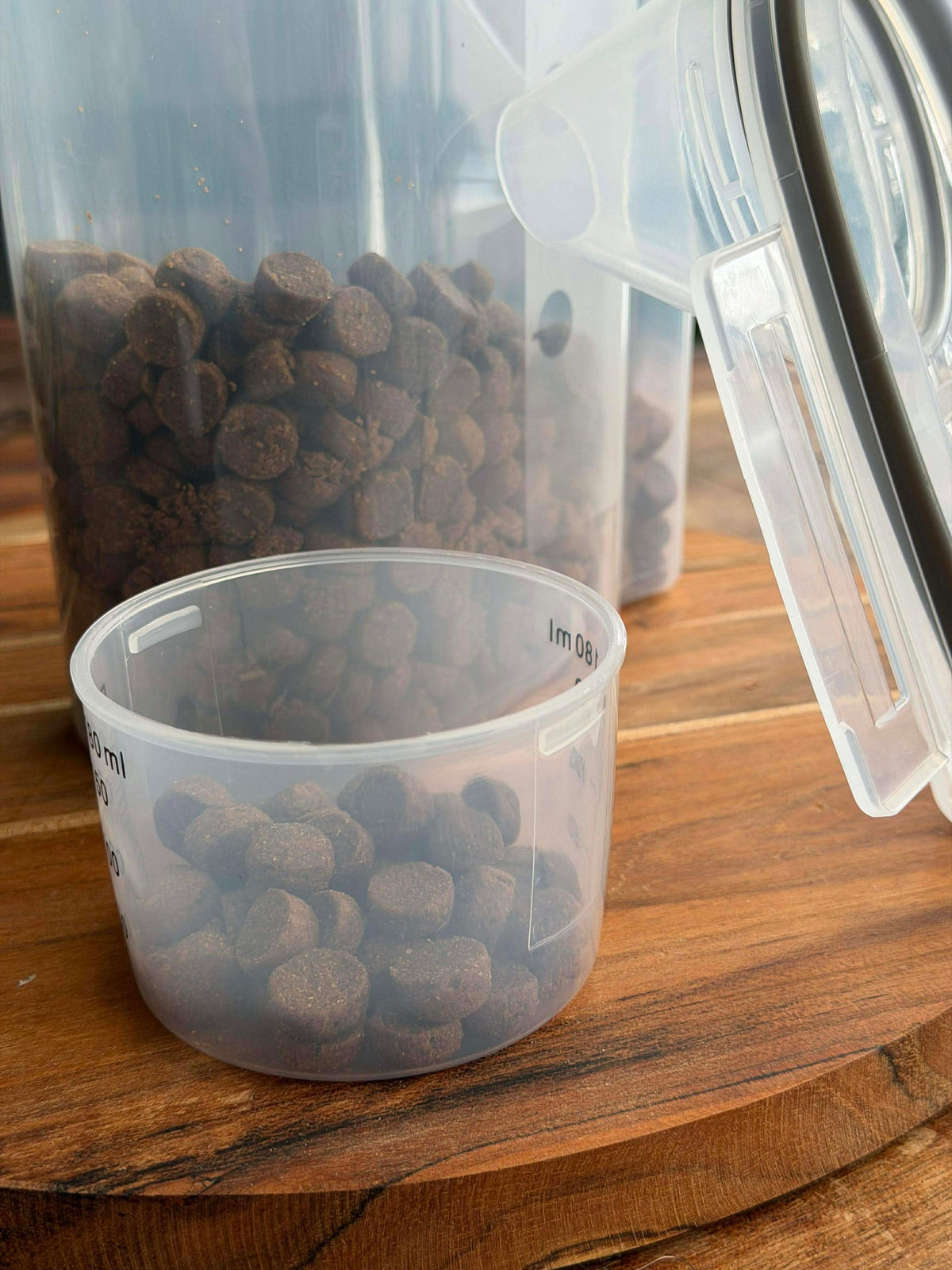 Boîte avec gobelet doseur pour aliments pour animaux