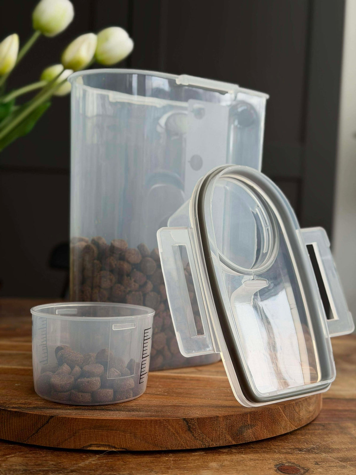 Boîte avec gobelet doseur pour aliments pour animaux